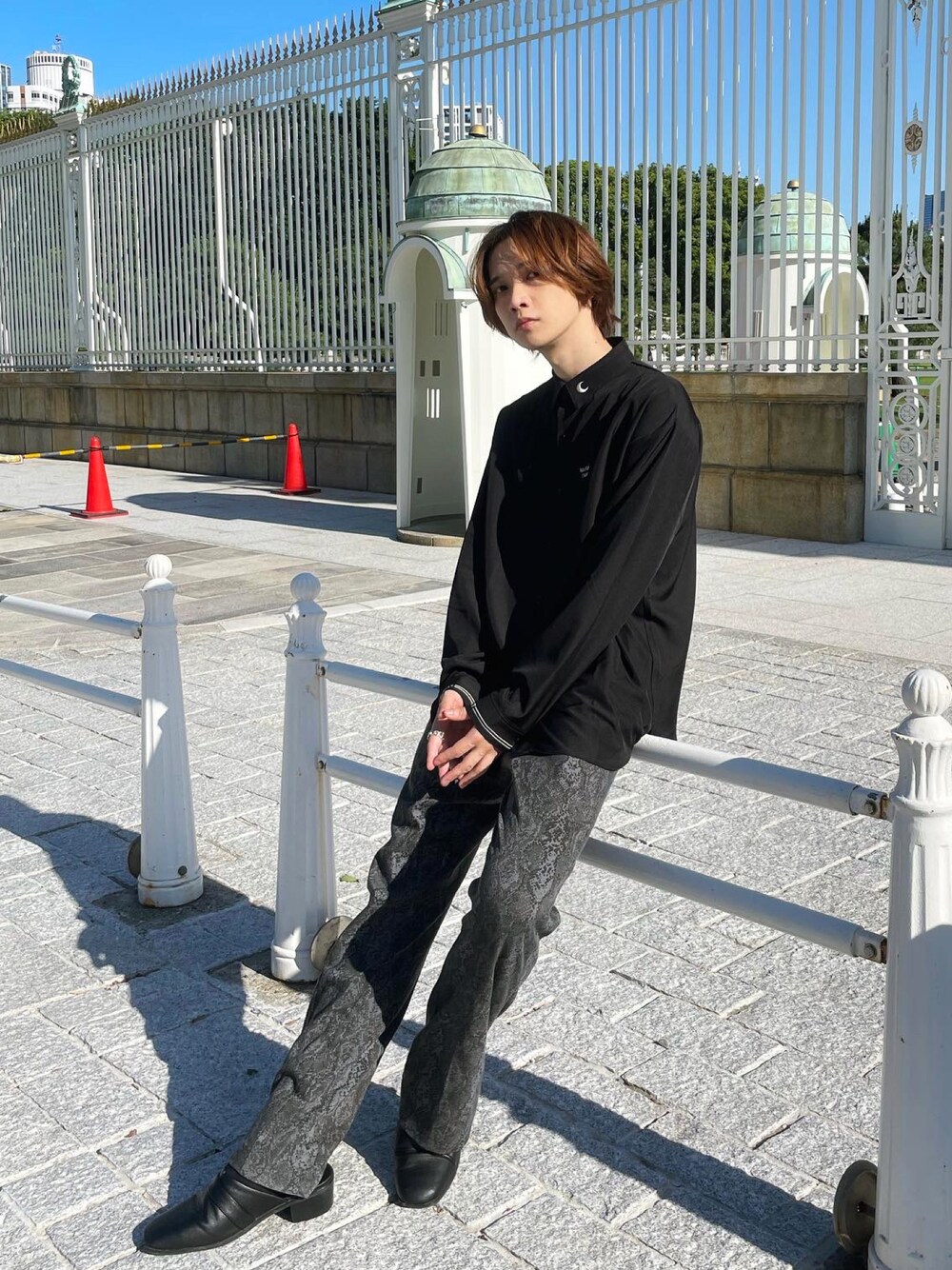 「オトナカジュアル、綺麗目コーデ、モード、黒、フレアパンツ、柄パンツ、長袖シャツ、ミュール、休日コーデ」｜「USEDoのアイテム（パンツ、ブラック系）」を使った、加藤元気さん（メンズ・177cm）の夏コーディネートの1枚目の写真