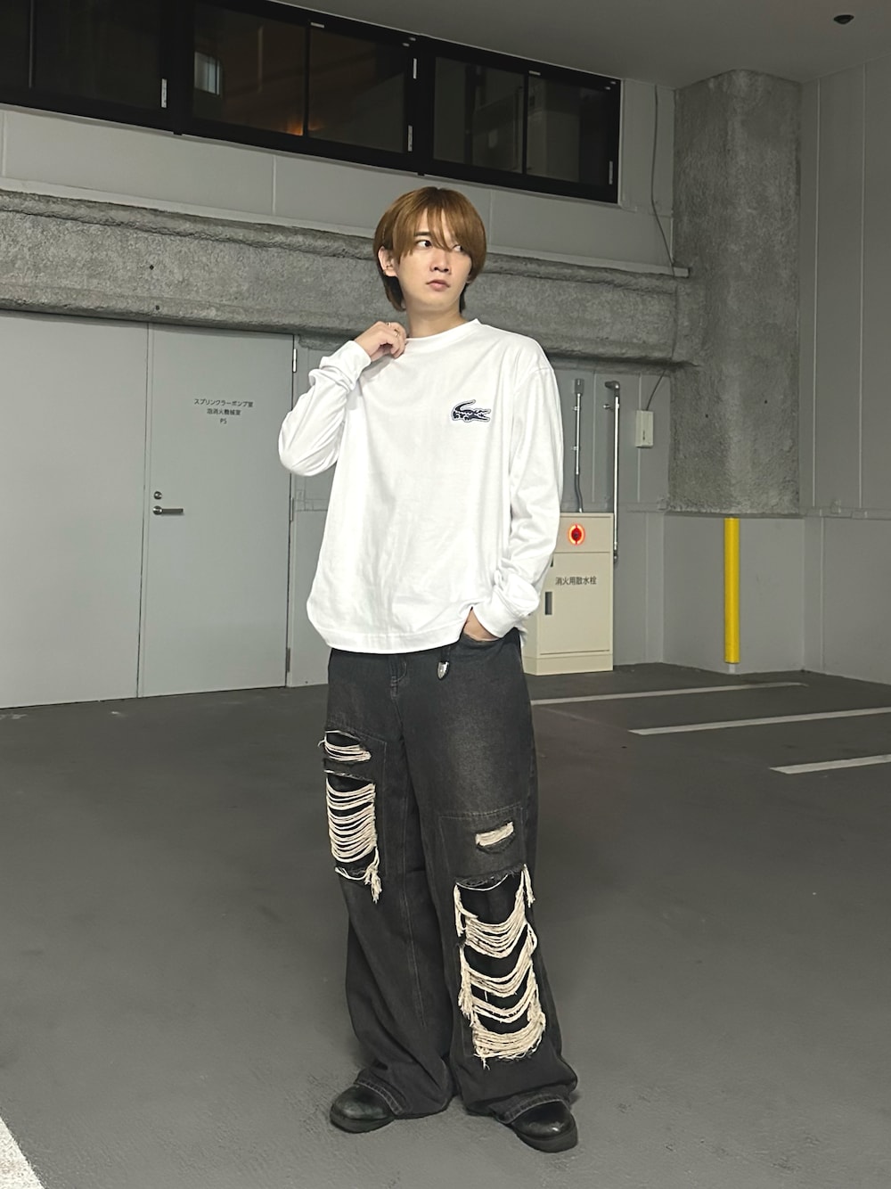 「デニム、白Tシャツ、ロンT、LACOSTE、ラコステ、PR、秋コーデ」｜「LACOSTEの【オンライン限定】LACOSTE オーバーサイズ バックプリント ロングスリーブTシャツ（Tシャツ/カットソー、ホワイト系）」を使った、加藤元気さん（メンズ・177cm）の秋コーディネートの1枚目の写真