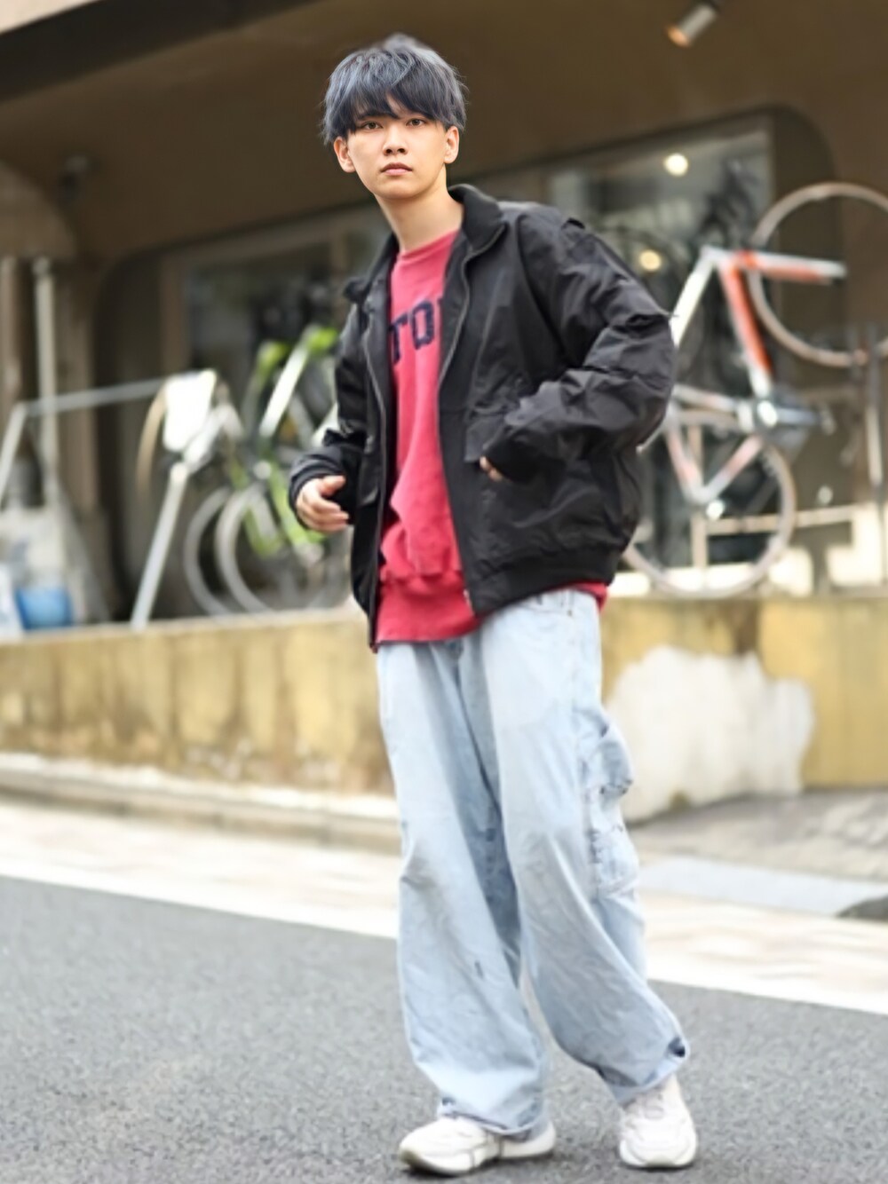 「MA-1、デニムパンツ、白スニーカー、厚底シューズ、オトナカジュアル、秋コーデ、シロスニーカー、秋服準備はじめました、ラブアンドピース2021」｜「古着のアイテム（デニムパンツ、ブルー系）」を使った、加藤元気さん（メンズ・177cm）の秋コーディネートの1枚目の写真