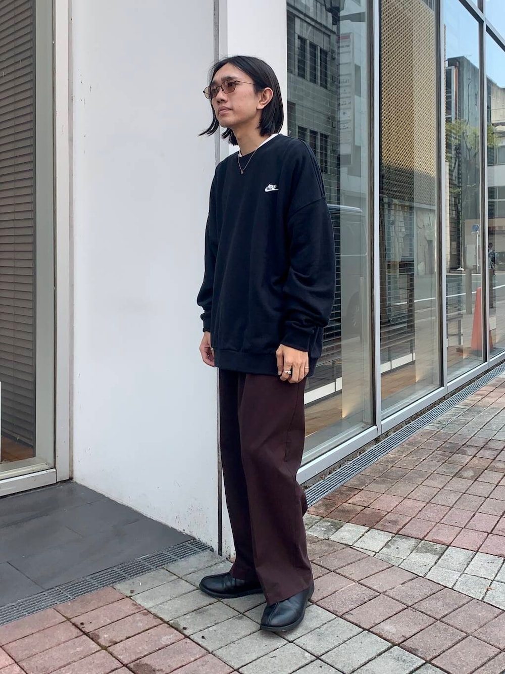 ブラウン系のその他パンツ、ブラック系のスウェットを着用したメンズの秋コーディネートの1枚目の写真