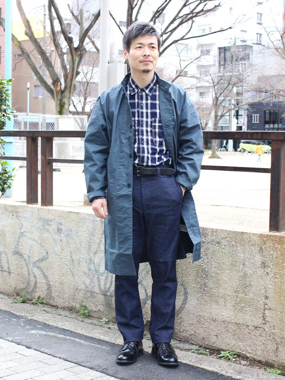 「デニム、カジュアル、トラッド、ワーク、春コート、春コーデ、SPELLBOUND、ワンウォッシュ、ドミンゴ、Domingo」｜「OMNIGODの[OMNIGOD mens / オムニゴッド]　タイプライターコーティング スタンドカラーワークコート（その他アウター、ブルー系）」を使った、D_MALL 大阪店さん（メンズ・165cm）の春コーディネートの1枚目の写真
