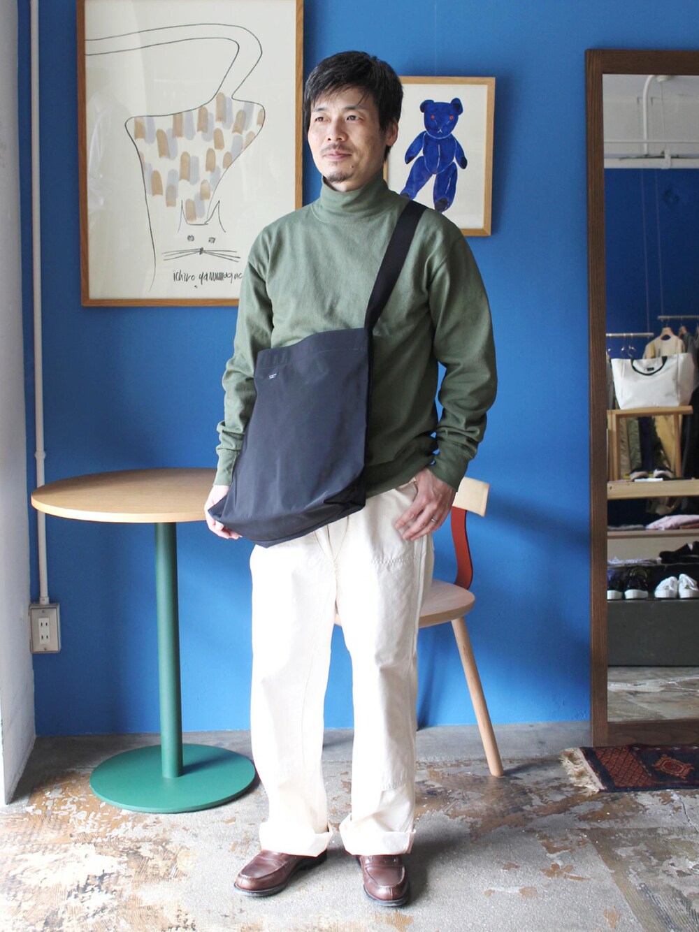 「ショルダーバッグ、ローファー、休日スタイル、シンプルコーデ、OMNIGOD、秋コーデ、ドミンゴ、Domingo、秋服準備はじめました」｜「OMNIGODの[OMNIGOD mens / オムニゴッド] 8/天竺 ハイネックチューブトレーナー（スウェット、グリーン系）」を使った、D_MALL 大阪店さん（メンズ・165cm）の秋コーディネートの1枚目の写真