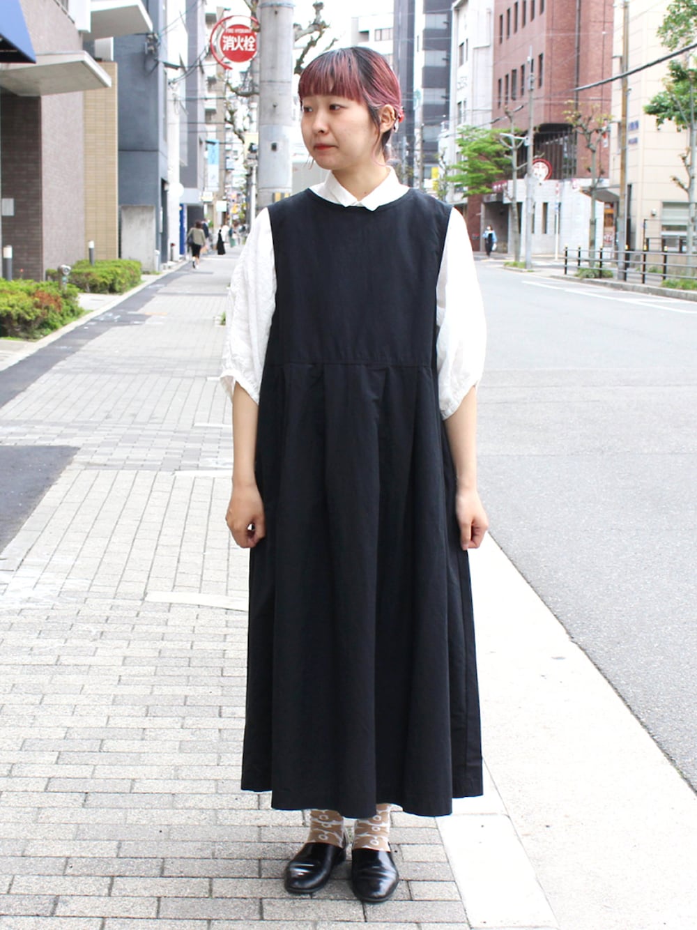 「シンプル、ナチュラル、モノトーン、シャツスタイル、ゆるコーデ、オトナカジュアル、Brocante、ドミンゴ、Domingo」｜「Brocanteの[Brocante / ブロカント] 綿麻撥水ローン ソンモンシュワンピース（ワンピース、ブラック系）」を使った、D_MALL 大阪店さん（レディース・163cm）の春コーディネートの1枚目の写真