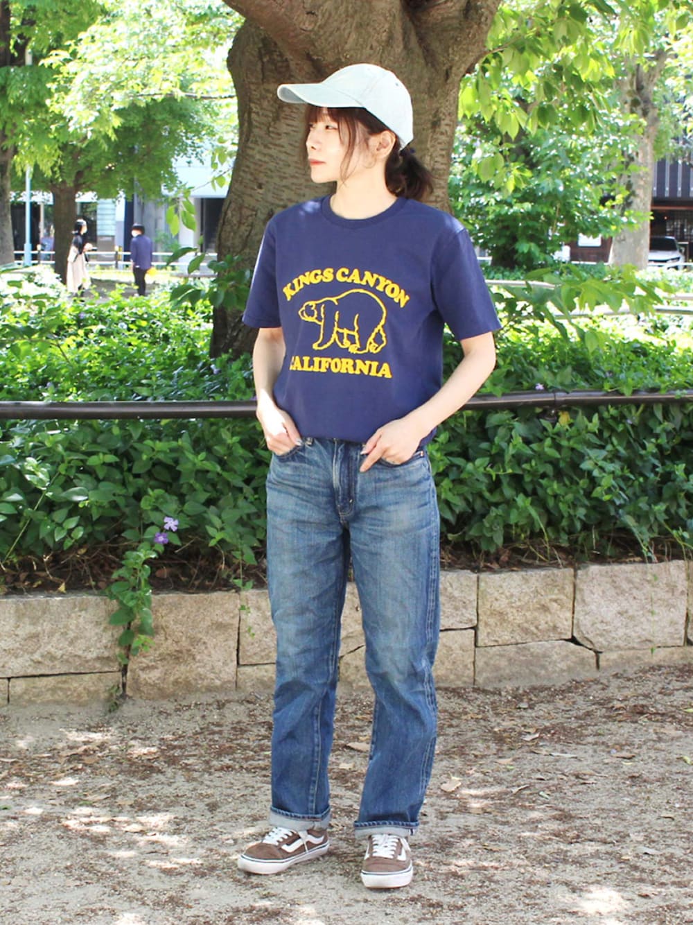 「デニム、ロゴT、アメカジ、キャップ、タックイン、夏コーデ、Tシャツ×デニム、ドミンゴ、Domingo、デニムっていいよね」｜「D.M.G.の[D.M.G / ディーエムジー]　サンフォーキンデニムスタンダード5Pデニム（デニムパンツ、ブルー系）」を使った、D_MALL 大阪店さん（レディース・158cm）の春コーディネートの1枚目の写真