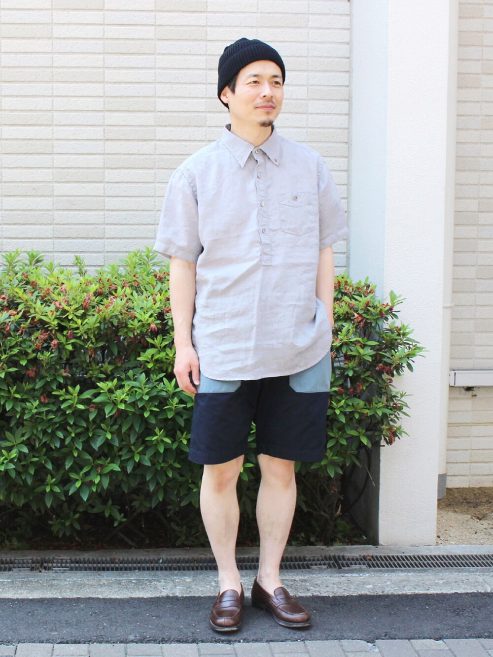 「ローファー、休日スタイル、ハーフパンツ、ボタンダウンシャツ、リネン、シャツスタイル、夏コーデ、OMNIGOD、ドミンゴ、Domingo」｜「OMNIGODの[OMNIGOD mens / オムニゴッド] リネンキャンバス ショートスリーブプルオーバーBDシャツ（シャツ/ブラウス、グレー系）」を使った、D_MALL 大阪店さん（メンズ・165cm）の春コーディネートの1枚目の写真