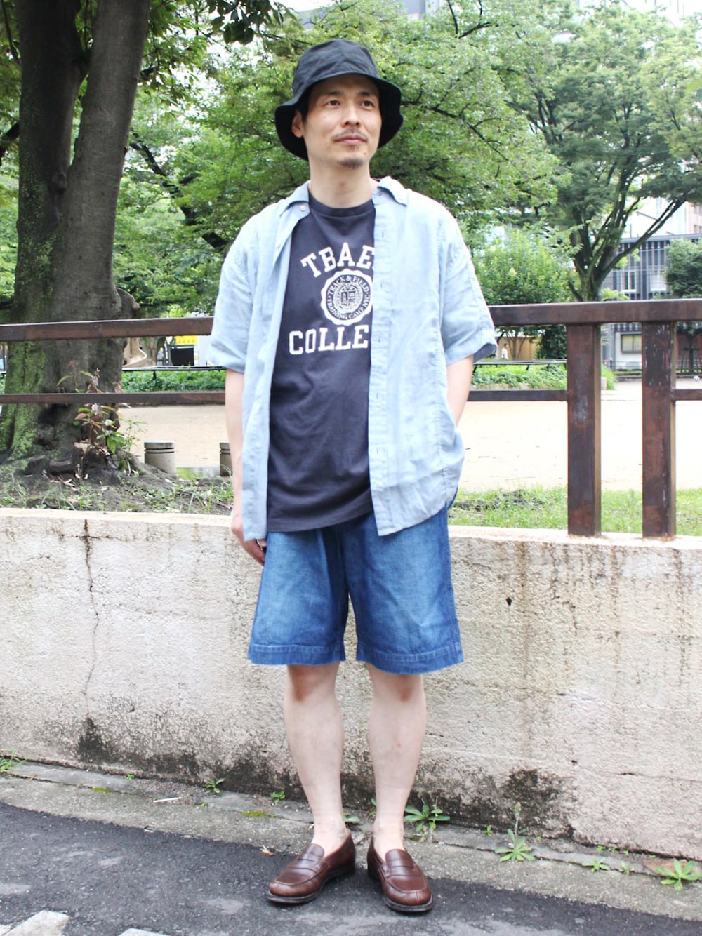 「デニム、ロゴT、休日スタイル、ショーツ、夏コーデ、OMNIGOD、ドミンゴ、Domingo、夏だ！Tシャツ着よう！」｜「OMNIGODの[OMNIGOD mens / オムニゴッド] リネンキャンバス ショートスリーブワークBDシャツ（シャツ/ブラウス、ブルー系）」を使った、D_MALL 大阪店さん（メンズ・165cm）の夏コーディネートの1枚目の写真