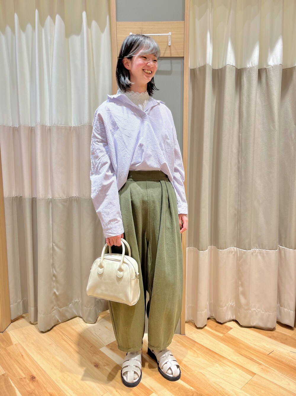 「SM2、Samansa Mos2、お出かけコーデ、大人カジュアル、ナチュラル、初夏コーデ、スキッパーシャツ、スタンドネック、裾タック、サンダル、サンダルに靴下」｜「Samansa Mos2の裾タックパンツ（その他パンツ、グリーン系）」を使った、kahoさん（レディース・161cm）の春コーディネートの1枚目の写真