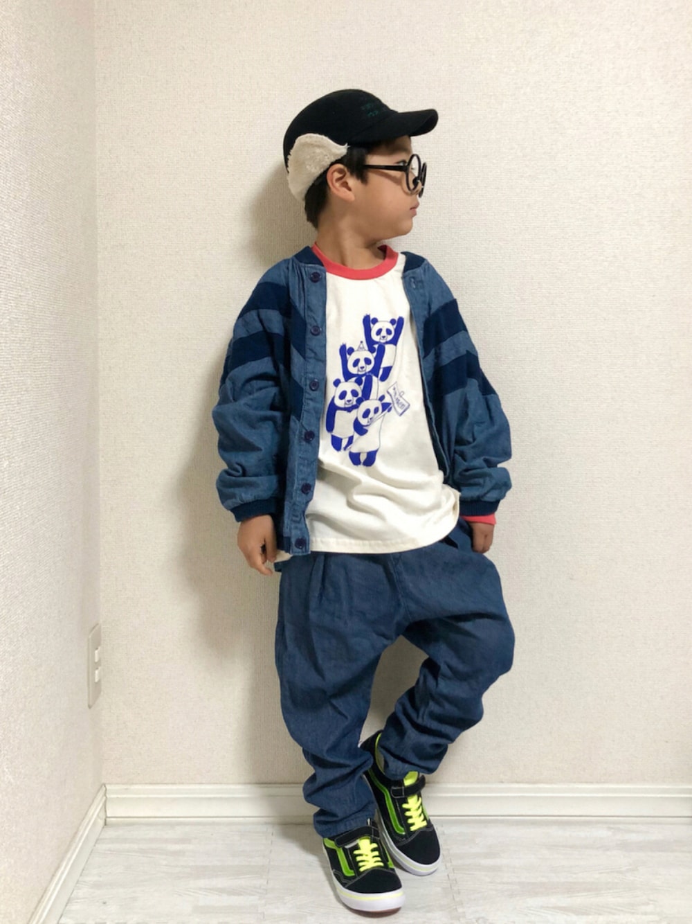 「スニーカー、VANS、デニムジャケット、めがね、秋のコーデ、ロンT、休日スタイル、デニムパンツ、プチプラ、キッズコーデ、プリントT、デニムオンデニム、ゆるコーデ、markey's、フライトキャップ」｜「SHOO・LA・RUEのロゴ刺繍ジェットキャップ（キャップ、ブラック系）」を使った、hinataさん（キッズ・120cm）の秋コーディネートの1枚目の写真