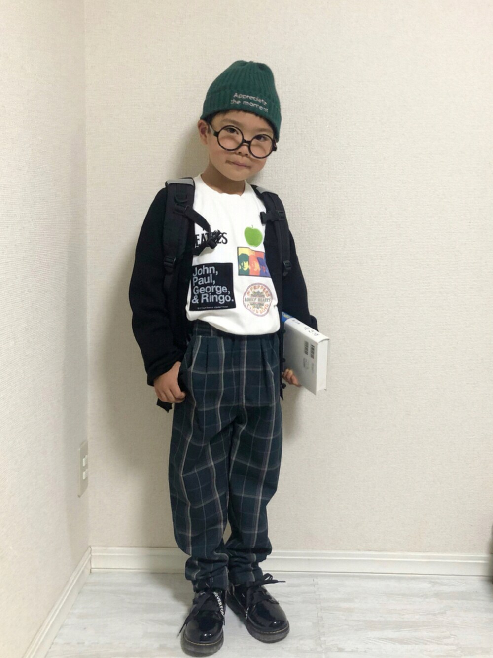 「カーディガン、リュック、ニット帽、めがね、ロンT、トラッド、休日スタイル、チェックパンツ、プチプラ、キッズコーデ、カジュアルコーデ、西松屋、秋コーデ、チェッカーず2021、チェッカーずまつり2021秋」｜「SHOO・LA・RUEの2WAY折り返しニット帽（ニットキャップ/ビーニー、グリーン系）」を使った、hinataさん（キッズ・120cm）の秋コーディネートの1枚目の写真