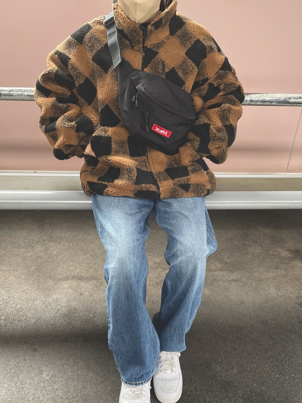 「ボアジャケット、ボアブルゾン、ボア、チェック、xgirl、アウター、デニム、Xgirl_ootd、スニーカー」｜「X-girlのBOX LOGO HIP BAG（ボディバッグ/ウエストポーチ、ブラック系）」を使った、💡アン💡さん（レディース・154cm）の冬コーディネートの1枚目の写真