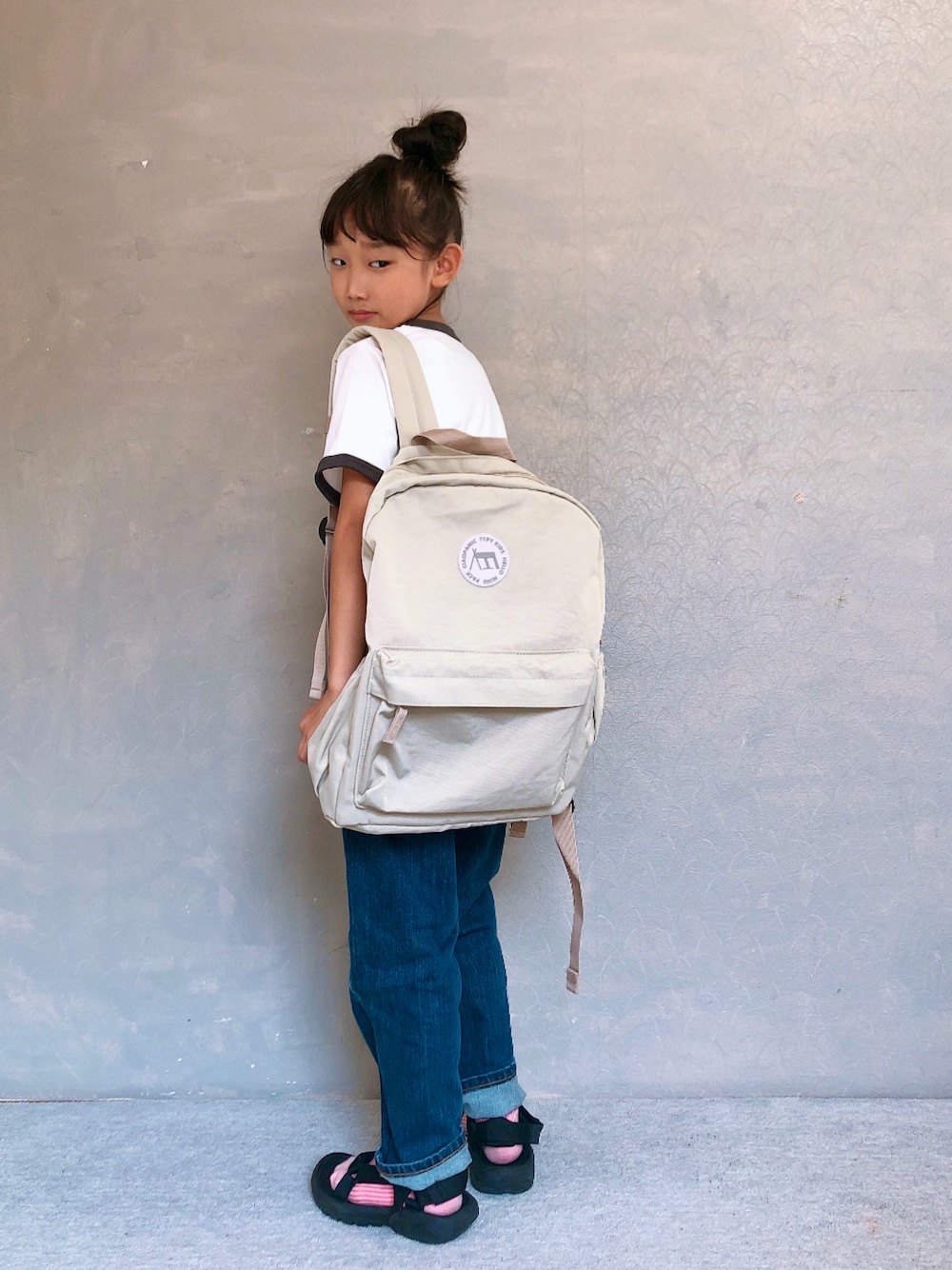 ベージュ系のバックパック/リュック、ブルー系のその他パンツ、その他のソックス/靴下を着用したキッズの夏コーディネートの1枚目の写真