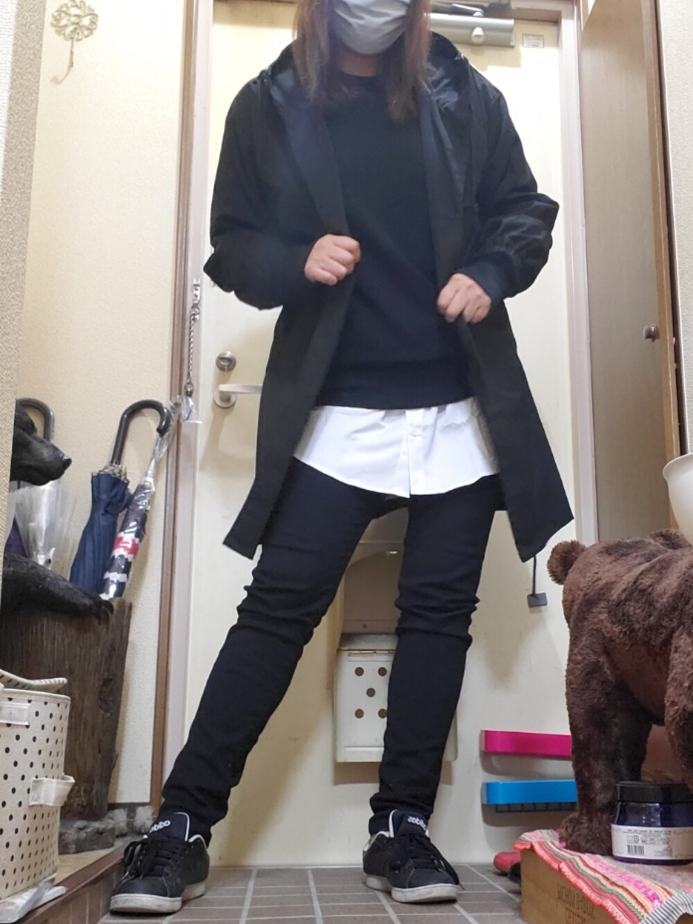 「カジュアル、モノトーン、秋冬コーデ、プチプラ、UNIQLO、モッズコート、ブラック×ホワイト」｜「Green　Parksのアイテム（モッズコート、ブラック系）」を使った、ayoumu(まる)さん（レディース・170cm）の秋コーディネートの1枚目の写真