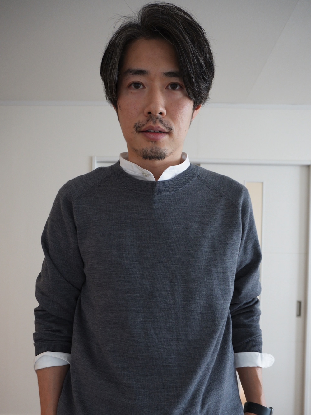 「秋コーデ、カジュアルコーデ、大人カジュアル、秋冬コーデ、シャツ、WEARハロウィン2022、きれいめカジュアル、シンプル、ユナイテッドアローズ、ニット、スタンドカラー、スタンドカラーシャツ」｜「UNITED ARROWSのアイテム（ニット/セーター、グレー系）」を使った、窓際族FXトレーダーさん（メンズ・175cm）の秋コーディネートの1枚目の写真