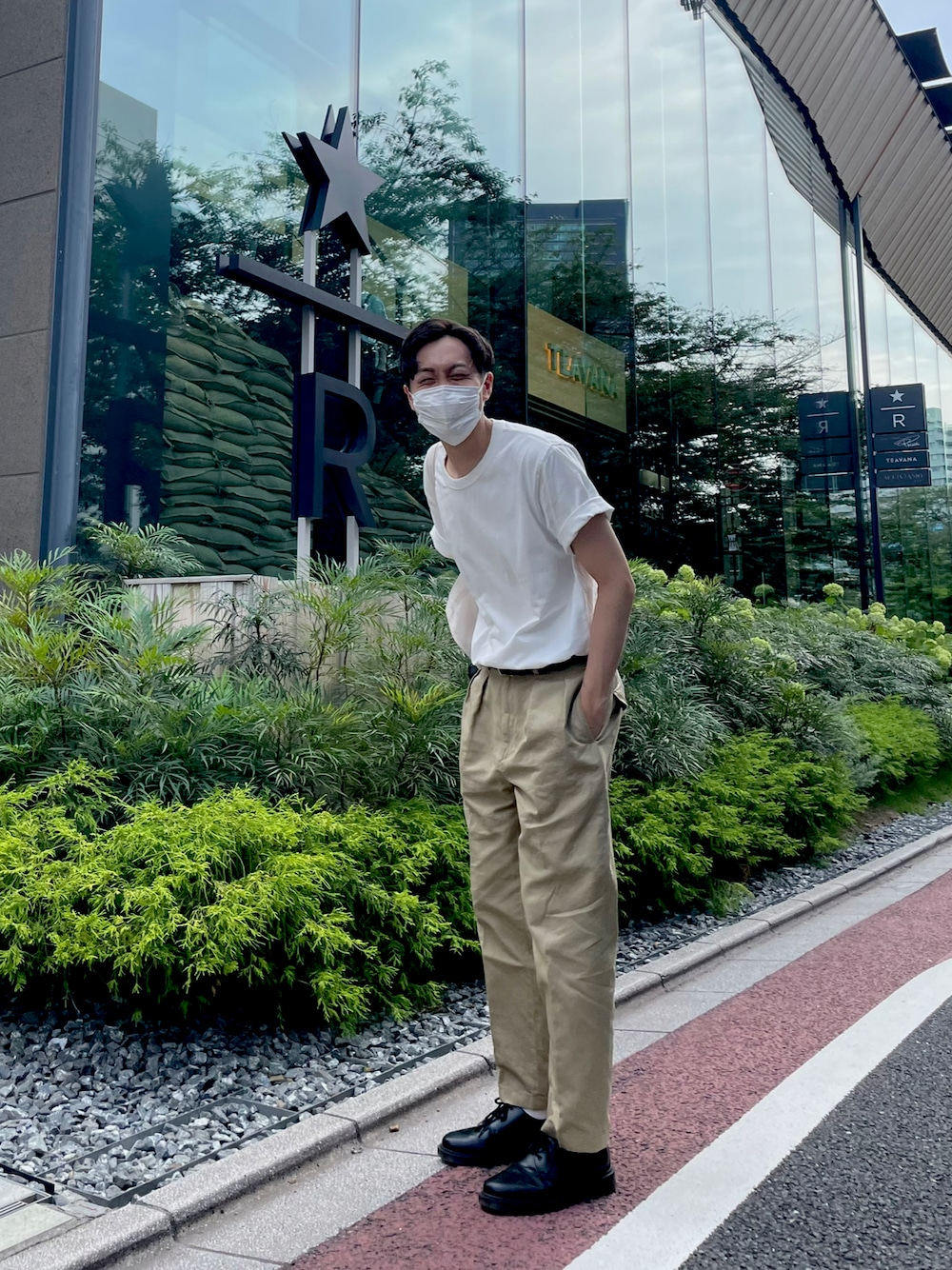 「夏コーデ、爽やかコーデ、代官山、中目黒、白Tシャツ、韓国ファッション、プチプラ、夏セールで買いました、夏、タックイン、革靴、シンプルコーデ、休日コーデ」｜「green label relaxingのコットンポリウレタン チノ 1プリーツ スラックス -ストレッチ・クリースキープ-（スラックス、ベージュ系）」を使った、せとさん（メンズ・175cm）の夏コーディネートの1枚目の写真