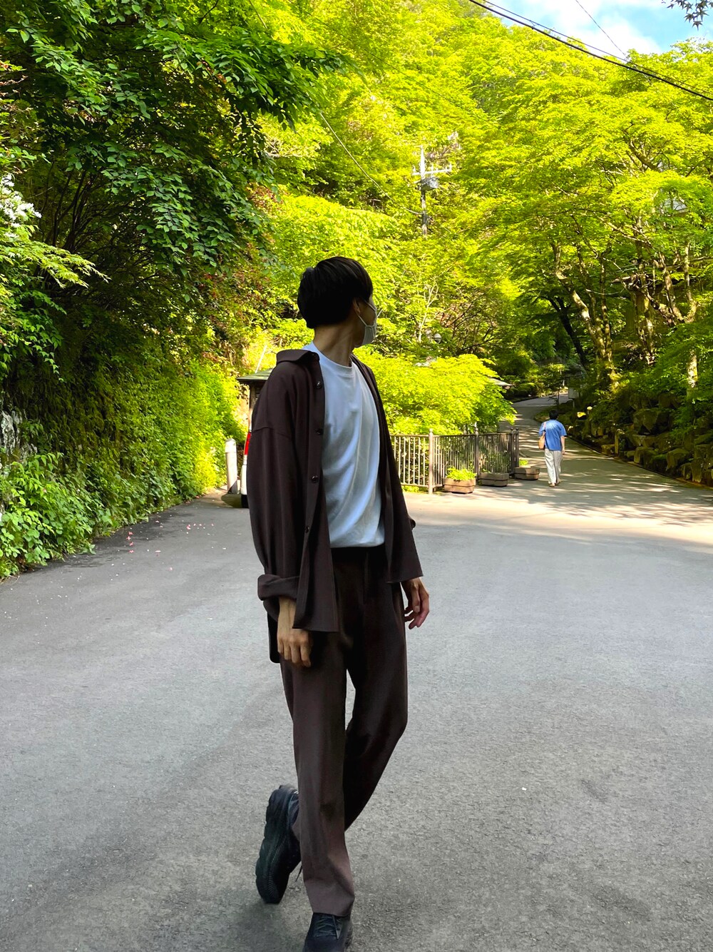 「セットアップ、プチプラ、HOKAONEONE」｜「SENSE OF PLACE by URBAN RESEARCHのカラールーズシャツ（シャツ/ブラウス、ブラウン系）」を使った、せとさん（メンズ・175cm）の秋コーディネートの1枚目の写真