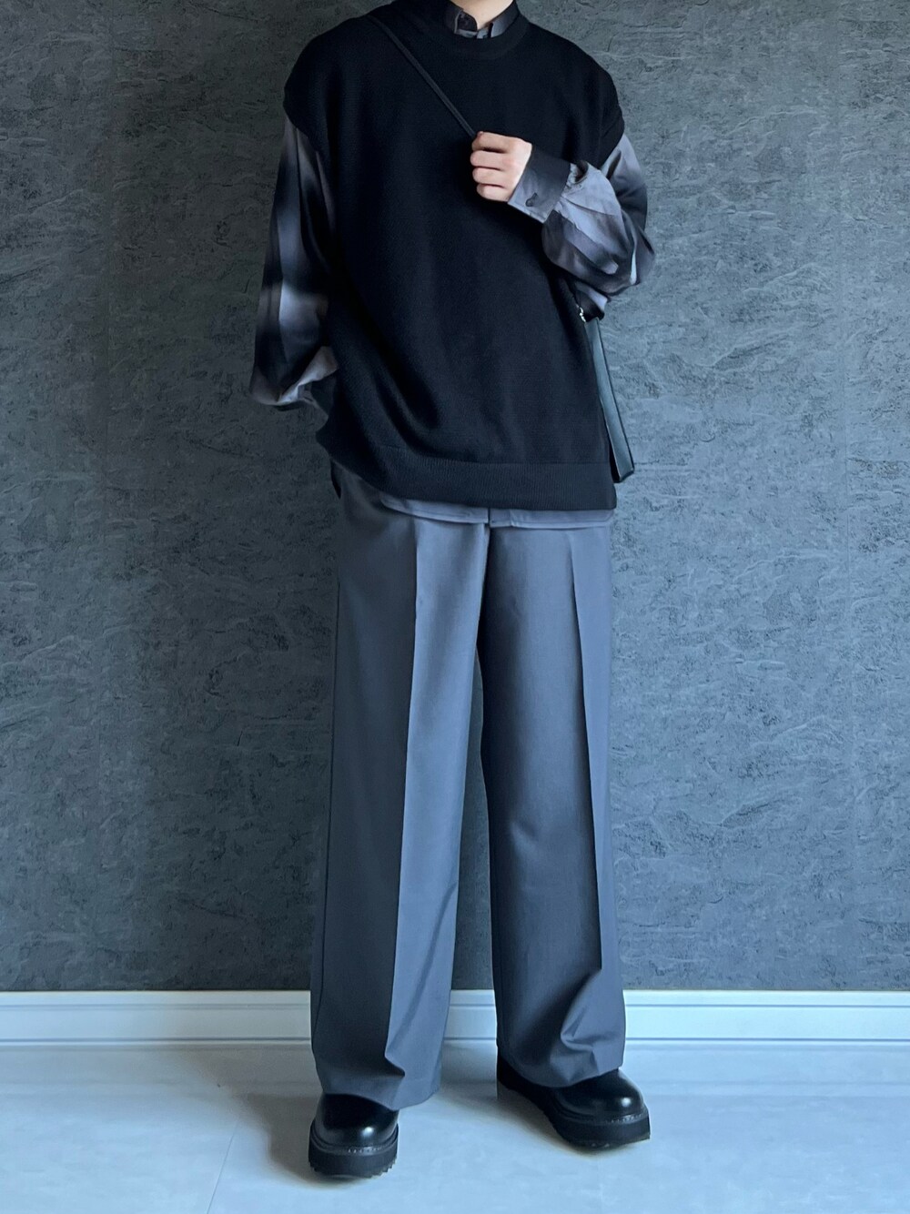 HARE 黒と金の装飾的模様バルーンスリーブトレーナー