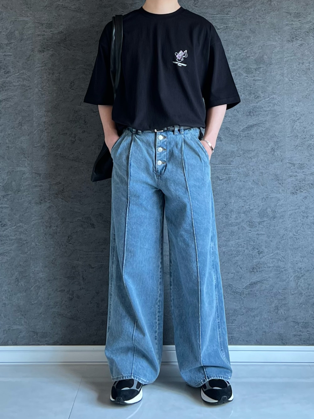 「Tシャツ、バックプリント、プリントT、タックイン、GU、ニューバランス、スニーカー、カジュアル、メンズコーデ、低身長コーデ、低身長男子、夏、ラフ、着回しコーデ、プチプラ」｜「ILL'Sの25SS 新柄追加 イラストバックプリント / ワンポイント刺繍 ビッグシルエット半袖Tシャツ カットソー ユニセックス メンズ レディース【ILL'S】（Tシャツ/カットソー、ブラック系）」を使った、chika さん（骨格ナチュラル・メンズ・166cm）の春コーディネートの1枚目の写真