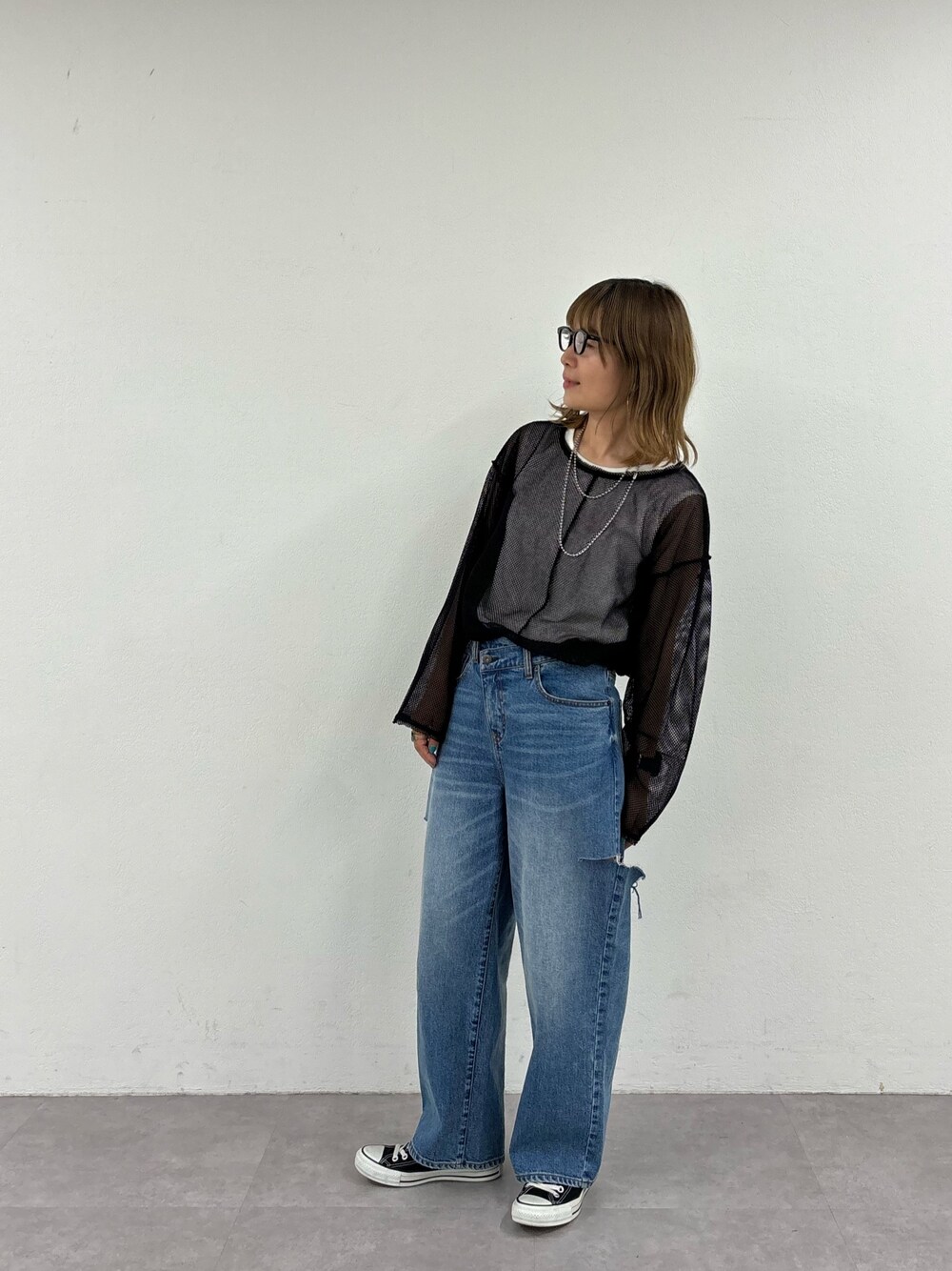 「デニム、メガネ女子、春夏コーデ、シアートップス、シンプルコーデ」｜「CIAOPANIC TYPYのオーバーサイズメッシュプルオーバー（Tシャツ/カットソー、ブラック系）」を使った、ayummiyuさん（レディース・164cm）の春コーディネートの1枚目の写真