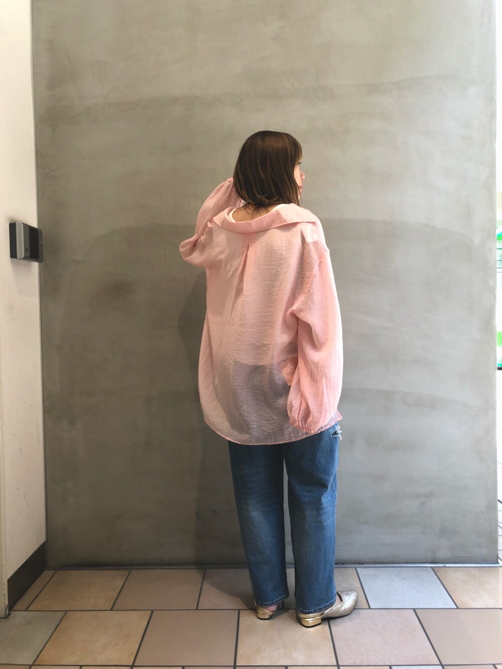 「お出かけコーデ、淡色コーデ、デニム、ブラウス、パステルカラー、オトナカジュアル、シンプルスタイル、オトナカワイイ」｜「CIAOPANIC TYPYのシアーカフタンスキッパーBIGシャツ（シャツ/ブラウス、ピンク系）」を使った、ayummiyuさん（レディース・164cm）の春コーディネートの1枚目の写真
