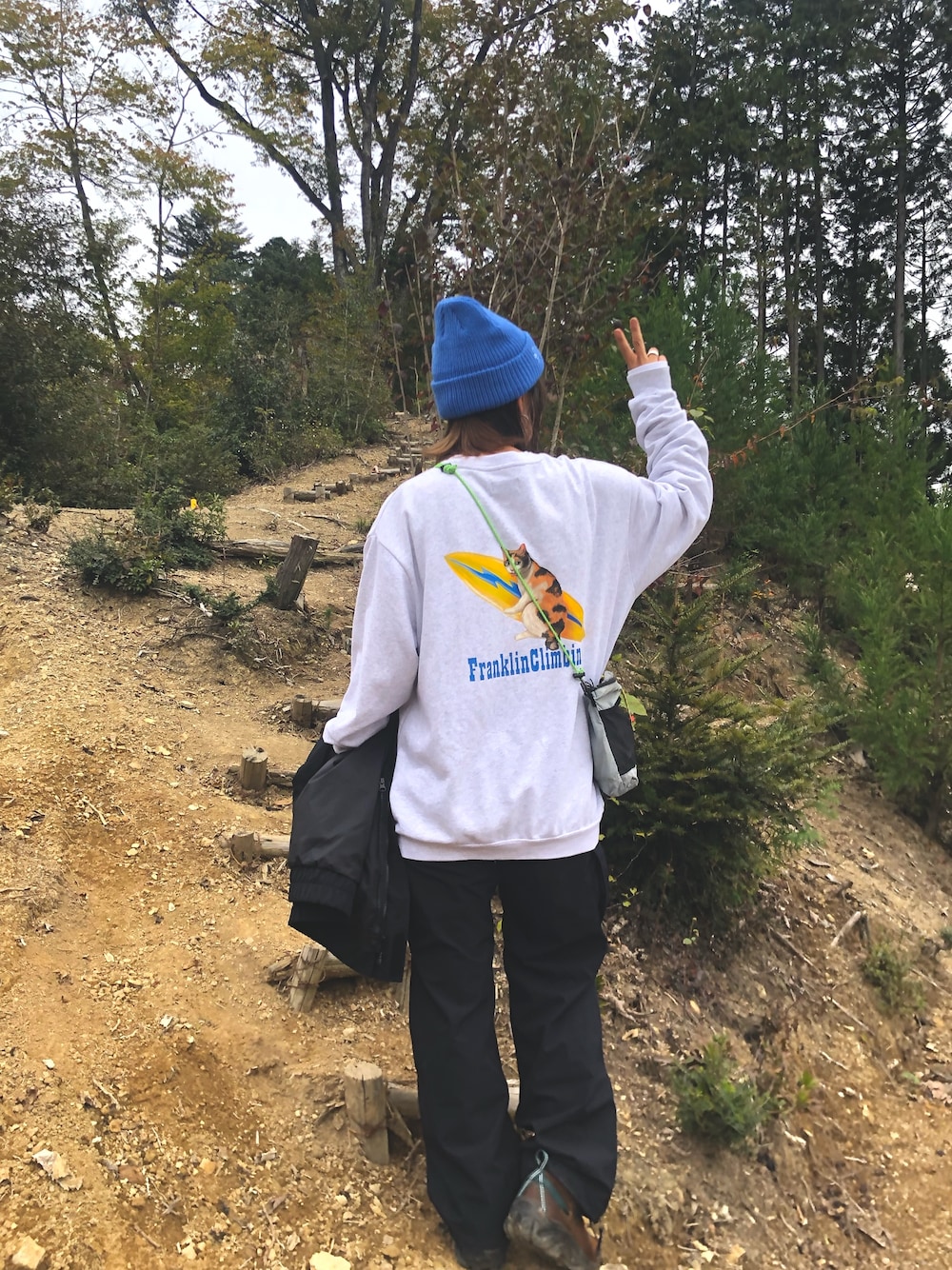 「休日スタイル、スウェット、秋のコーデ、秋服、アウトドア、登山、バックプリント、山登りスタイル、猫、ネコ」｜「Franklin Climbingの【Franklin Climbing】キャット＆サーフ スウェット（スウェット、グレー系）」を使った、ayummiyuさん（レディース・164cm）の秋コーディネートの1枚目の写真