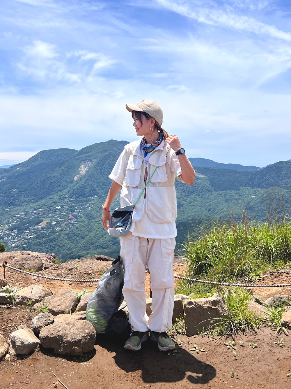 「ロゴT、レイヤードスタイル、夏コーデ、アウトドアスタイル、登山、山登りスタイル、白パンツ、白Tシャツ、ホワイト」｜「Franklin Climbingの【ESSENTIAL】ツイルエンブレム3D刺繍CAP（キャップ、ベージュ系）」を使った、ayummiyuさん（レディース・164cm）の夏コーディネートの1枚目の写真