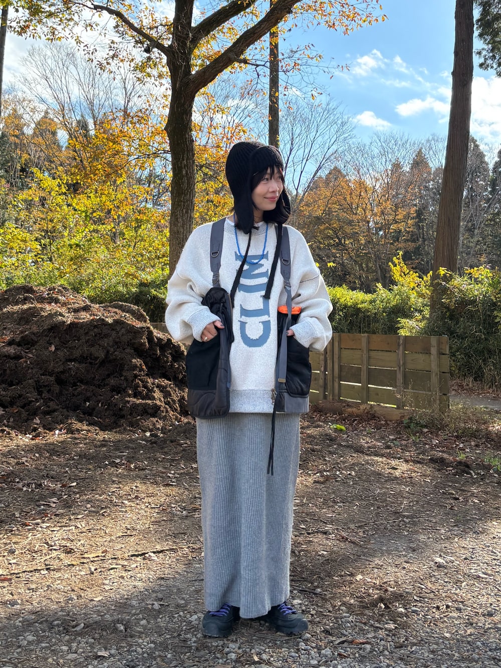 「モノトーン、ニット帽、ニット、ロングスカート、キャンプ、アウトドアスタイル」｜「Franklin Climbingの【Franklin Climbing】CLIMロゴニット（ニット/セーター、ホワイト系）」を使った、ayummiyuさん（レディース・164cm）の冬コーディネートの1枚目の写真
