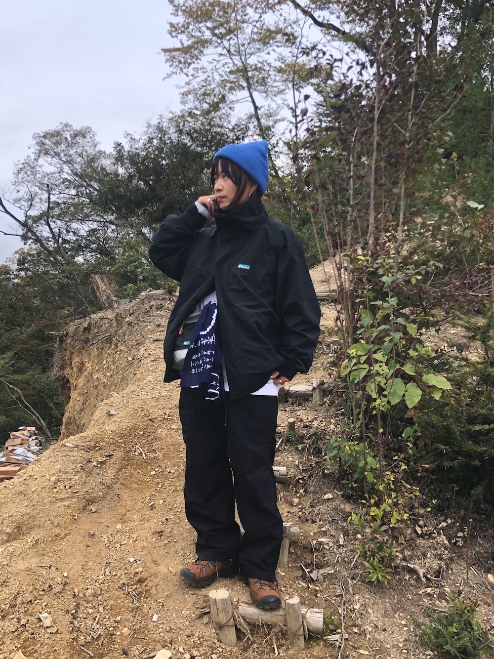 「ニット帽、レイヤードスタイル、休日スタイル、冬コーデ、冬アウター、ナイロンジャケット、登山、アウトドアスタイル」｜「Franklin Climbingの【Franklin Climbing】カスケードスタンドジャケット（ナイロンジャケット、ブラック系）」を使った、ayummiyuさん（レディース・164cm）の秋コーディネートの1枚目の写真