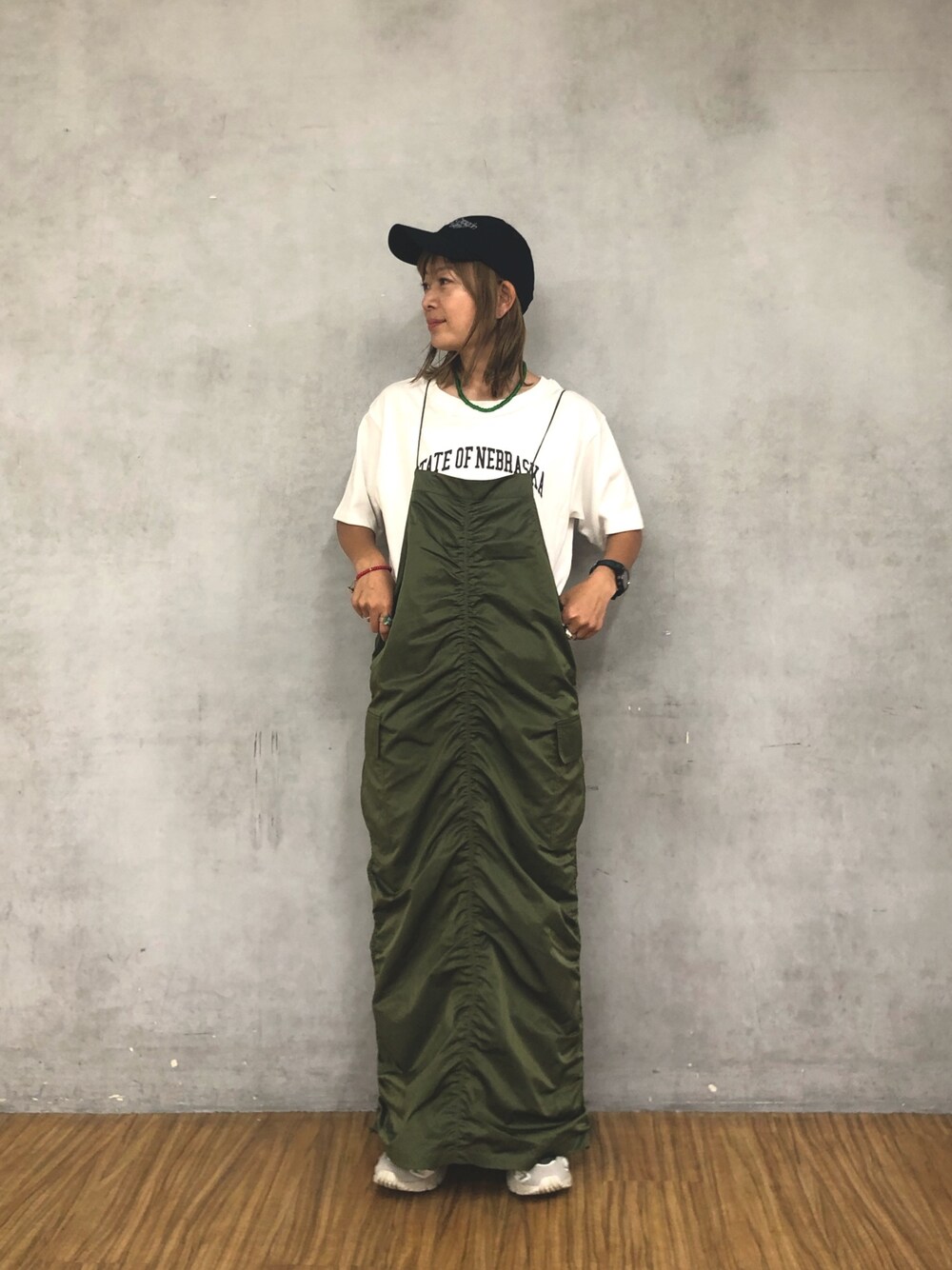 「プチプラ、ワンピース、キャップ、梅雨、雨の日コーデ」｜「CIAOPANIC TYPYの光沢ナイロンギャザーカーゴキャミワンピース（ワンピース、グリーン系）」を使った、ayummiyuさん（レディース・164cm）の夏コーディネートの1枚目の写真