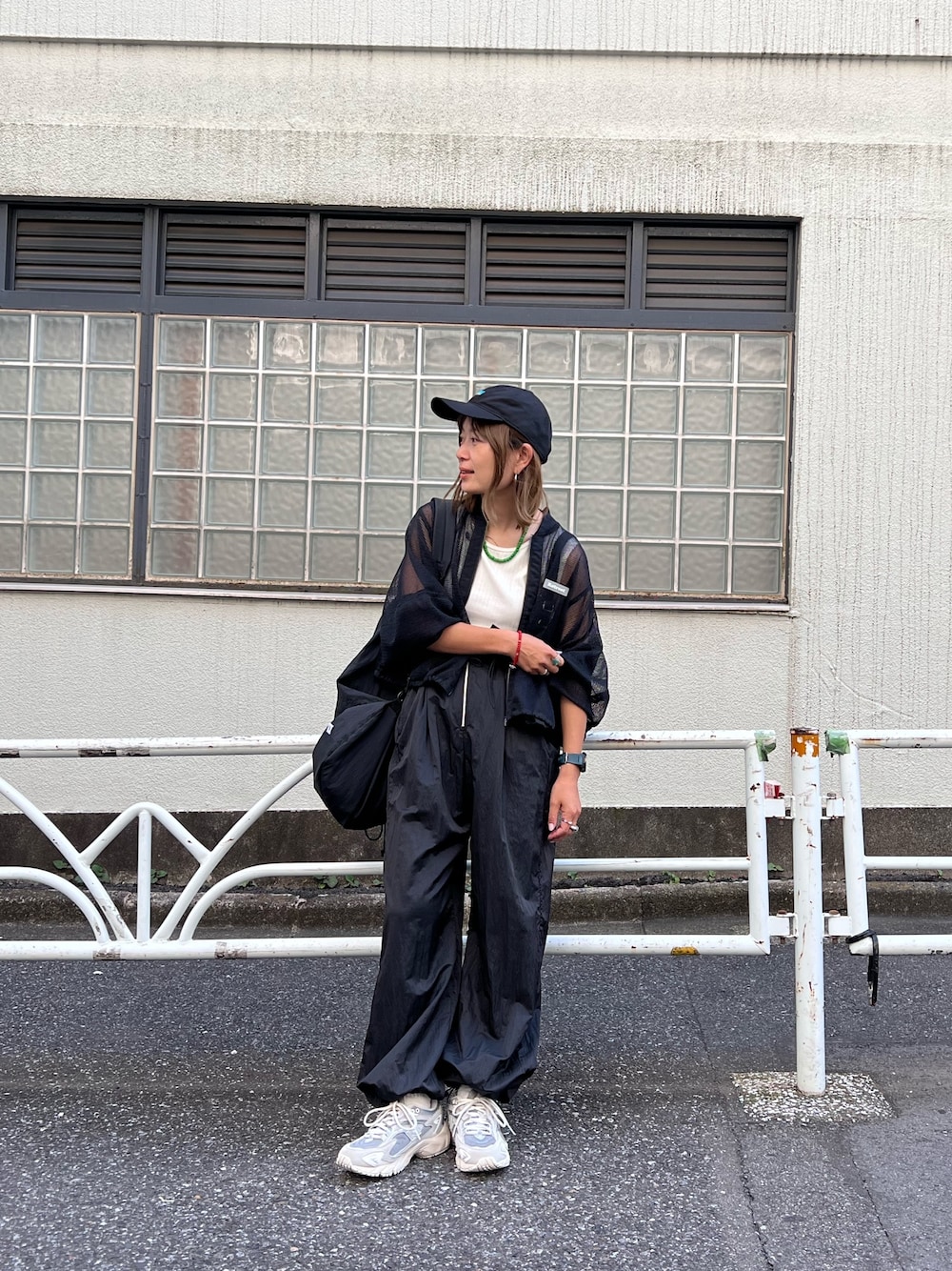 「きれいめカジュアル、スニーカー、シアートップス、キャップ、雨の日コーデ、梅雨コーデ、サロペット」｜「CIAOPANIC TYPYの光沢ナイロンウエストギャザーサス付きパンツ（サロペット/オーバーオール、ブラック系）」を使った、ayummiyuさん（レディース・164cm）の夏コーディネートの1枚目の写真