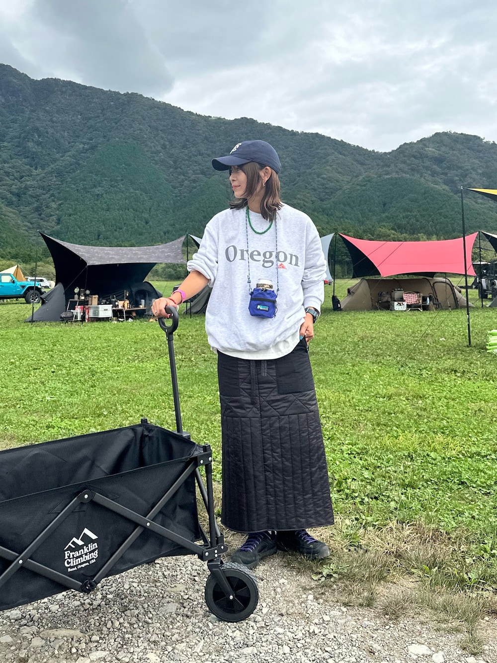 「キャンプファッション、アウトドアファッション、スウェット、スニーカーコーデ」｜「Franklin Climbingの【Franklin Climbing】【LEGACY】「Oregon」VINTAGE CREWNECK（スウェット、グレー系）」を使った、ayummiyuさん（レディース・164cm）の秋コーディネートの1枚目の写真