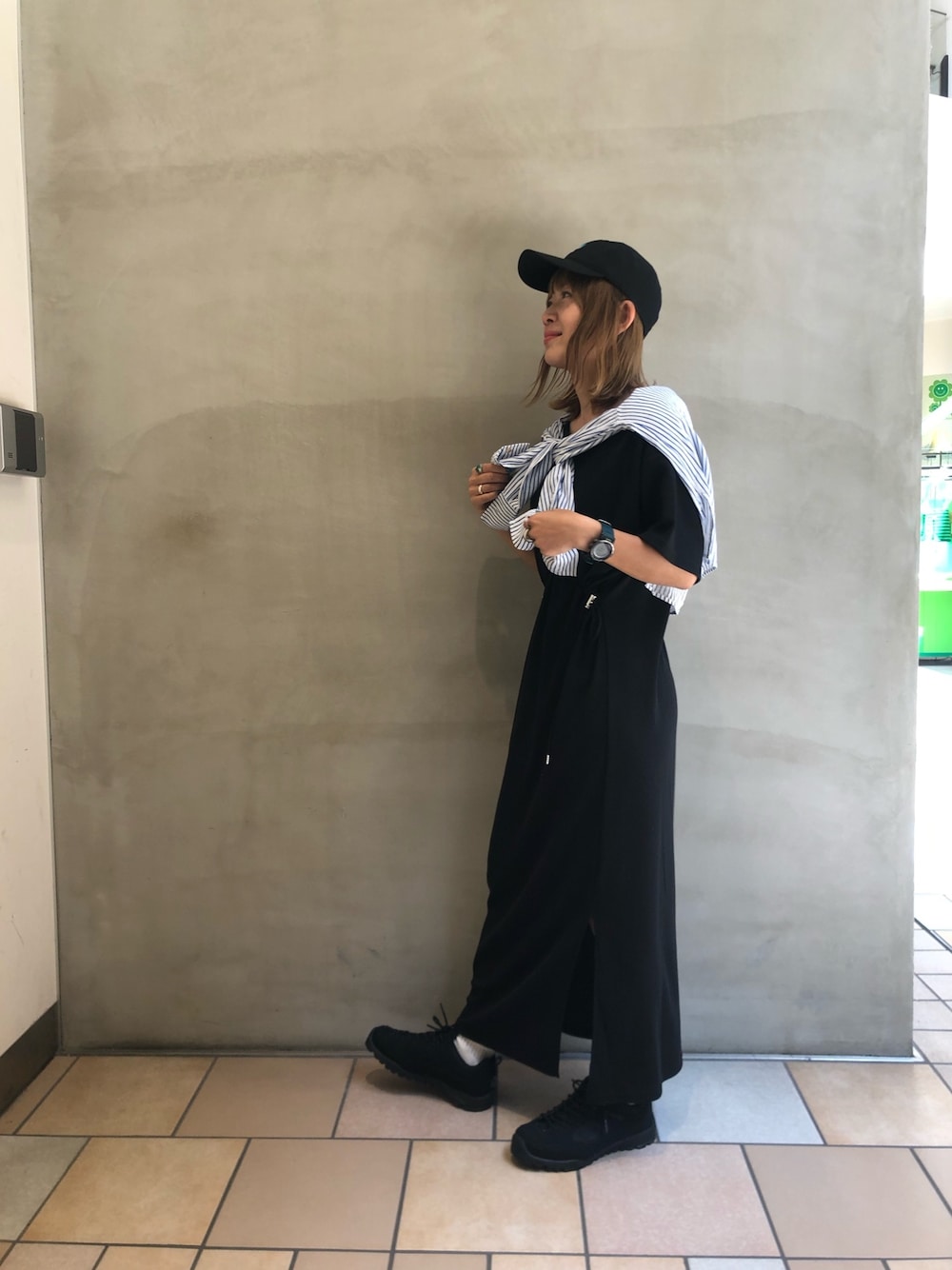 「モノトーン、お出かけコーデ、アウトドアスタイル、ワンピース、休日スタイル、シンプルコーデ、ブラックコーデ、着痩せ・細見え」｜「CIAOPANIC TYPYのすっきり見えドロストワッフルワンピース（ワンピース、ブラック系）」を使った、ayummiyuさん（レディース・164cm）の春コーディネートの1枚目の写真