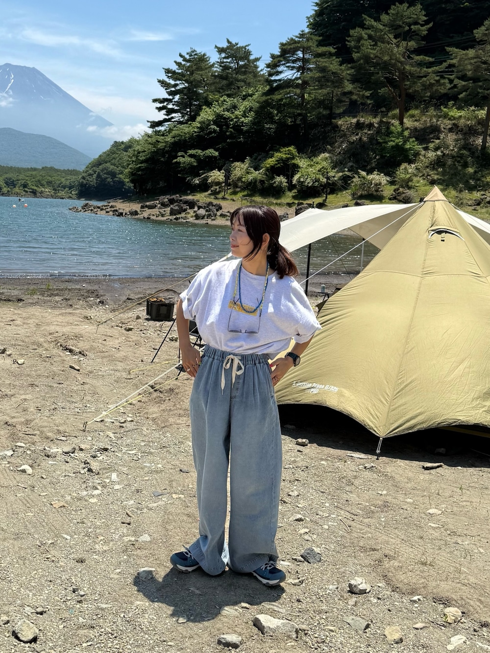 「夏コーデ、シンプルスタイル、リラックススタイル、カジュアルスタイル、夏、キャンプ、アウトドアスタイル」｜「Franklin Climbingの【Franklin Climbing】ユニセックスイエローロゴプリントTEE（Tシャツ/カットソー、グレー系）」を使った、ayummiyuさん（レディース・164cm）の夏コーディネートの1枚目の写真