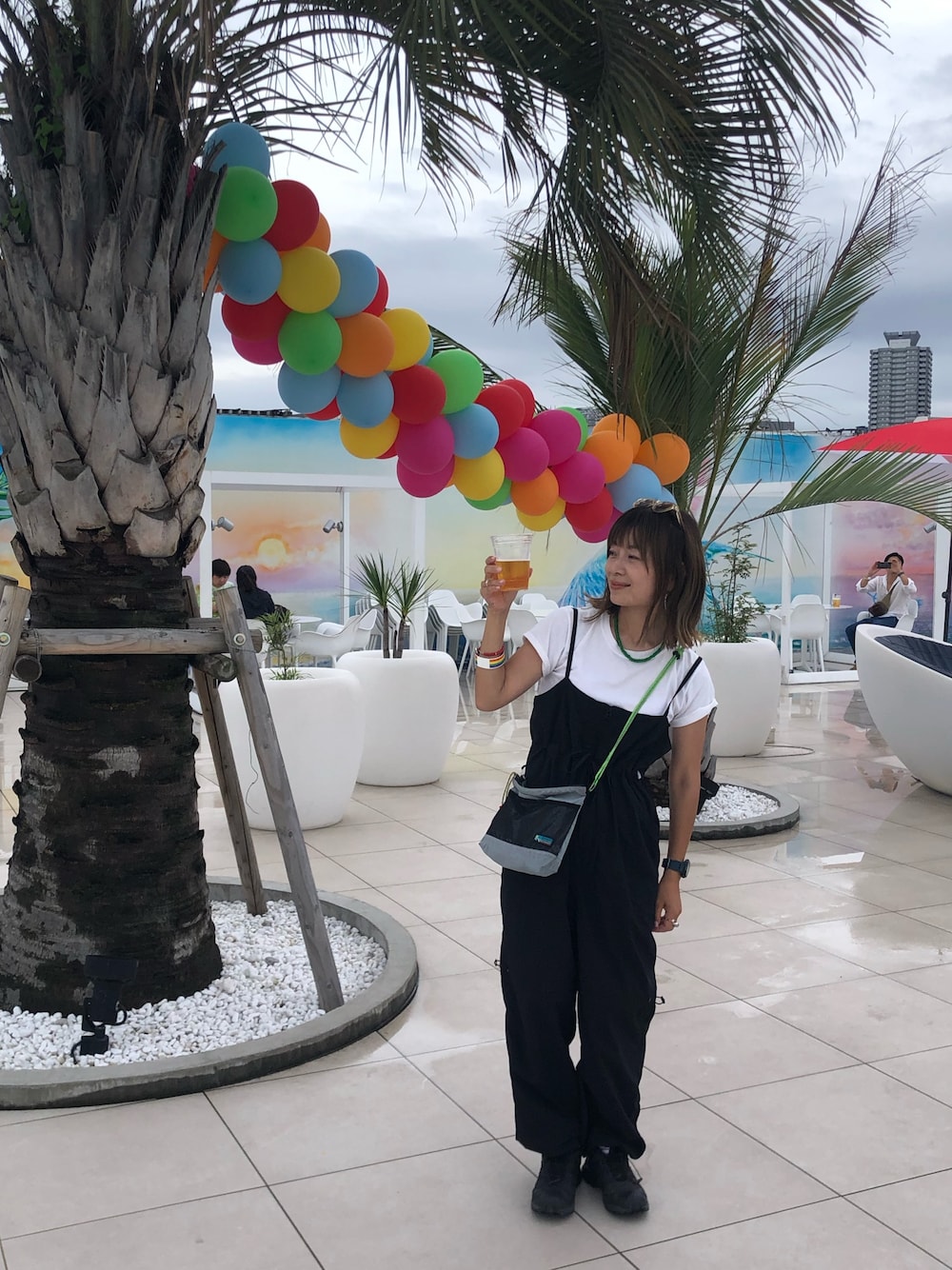 「フェススタイル、お出かけコーデ、アウトドアスタイル、梅雨コーデ、雨の日コーデ」｜「Franklin Climbingの【Retreat】ギャザーカーゴサロペット《UVカット・撥水》（サロペット/オーバーオール、ブラック系）」を使った、ayummiyuさん（レディース・164cm）の夏コーディネートの1枚目の写真