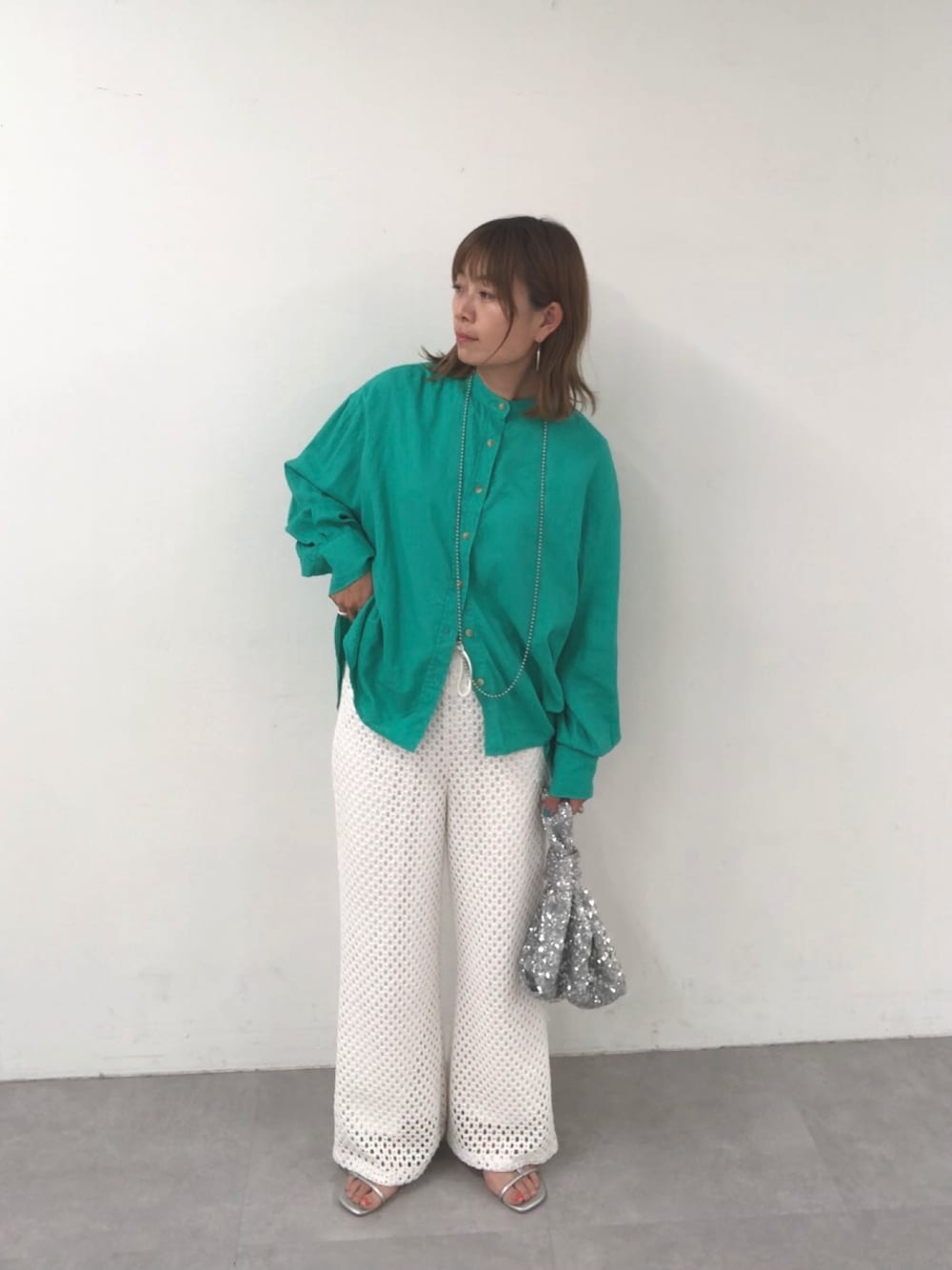 「プチプラ、きれいめカジュアル、デートコーデ、シャツ好き集まれ、春夏コーデ、大人女子」｜「CIAOPANIC TYPYのリネンレーヨンバンドカラーBIGシャツ（シャツ/ブラウス、グリーン系）」を使った、ayummiyuさん（レディース・164cm）の夏コーディネートの1枚目の写真