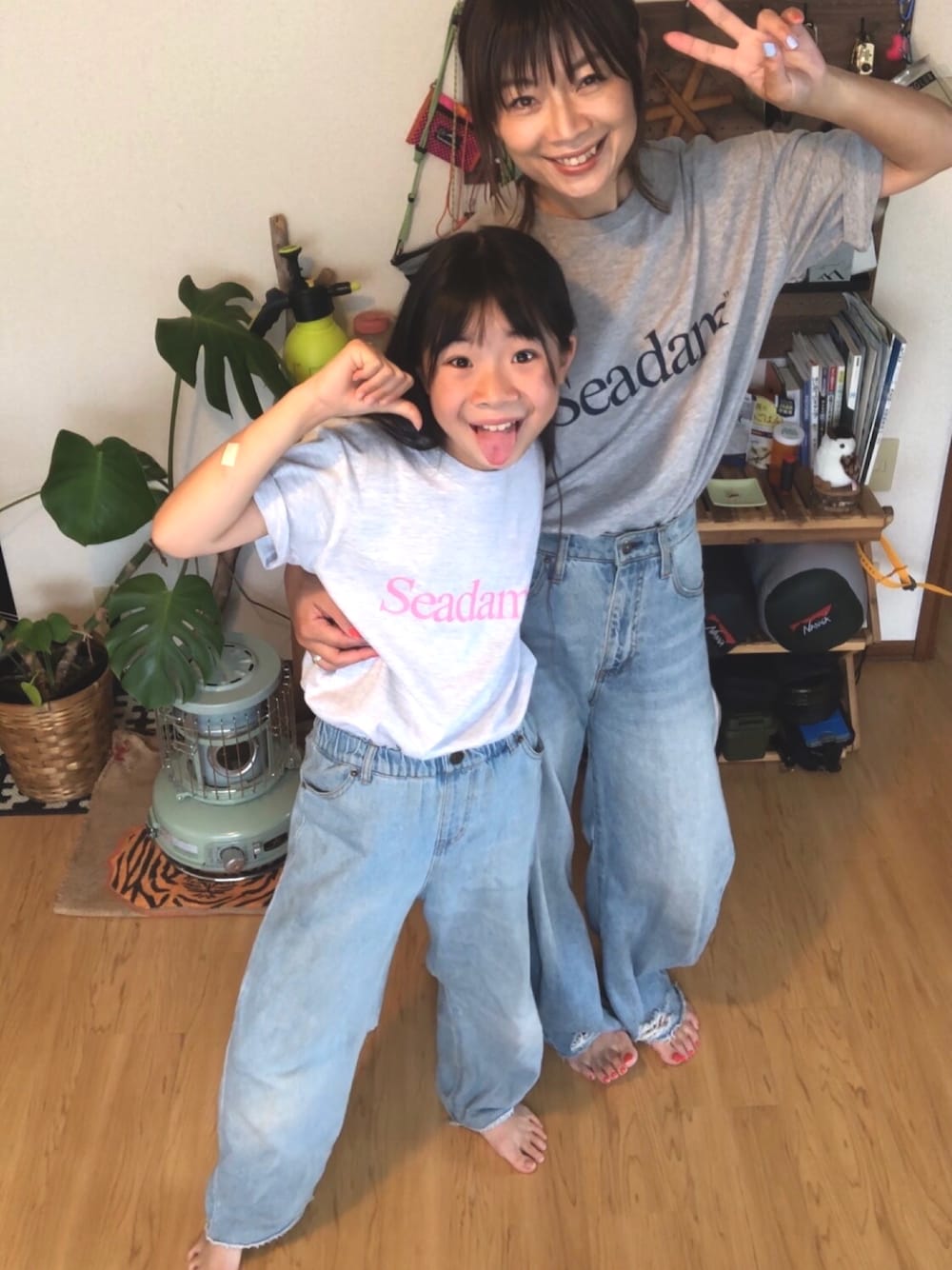 「夏コーデ、デニム、デニムコーデ、親子コーデ、親子でおそろい」｜「CIAOPANIC TYPYの【WEB限定】【ユニセックス】SEADAMビッグシルエットTee（Tシャツ/カットソー、グレー系）」を使った、ayummiyuさん（キッズ・164cm）の夏コーディネートの1枚目の写真