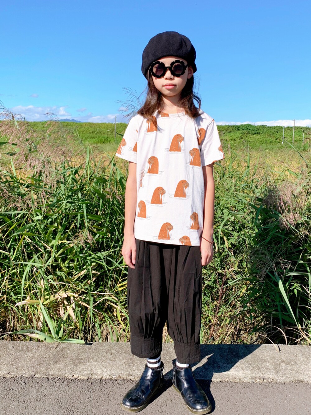 「セットアップ、ボーダー、ベレー帽、サングラス、minirodini、サイドゴアブーツ、ボーダーソックス」｜「aimohaの【aimoha-KIDS-】韓国子供服 ジレ＆ボトム2点セットアップ（セットアップ、ブラック系）」を使った、ひよ。こは。さん（キッズ・133cm）の秋コーディネートの1枚目の写真