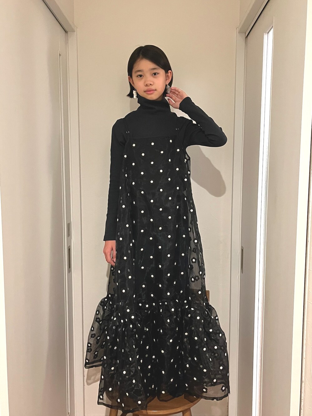 「ファッションを楽しもう、ジュニア、ジュニアコーデ、レイヤードスタイル、ワンピース、ワントーンコーデ、ブラックコーデ、lowrysfarmkids、antiquatoy」｜「antiquaの機能性も着回し力も抜群◎タートルリブトップス（Tシャツ/カットソー、ブラック系）」を使った、ひよ。こは。さん（キッズ・148cm）の秋コーディネートの1枚目の写真
