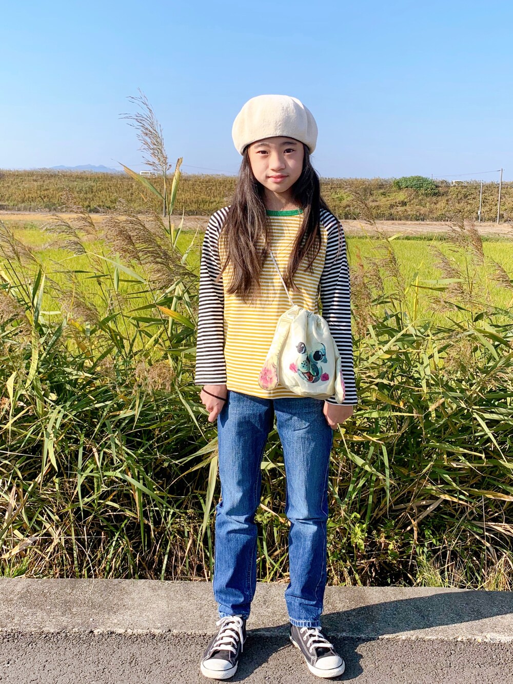 「ボーダー、ボーダートップス、デニム、デニムパンツ、converse、巾着バッグ、ナタリーレテ」｜「aimohaの【aimoha-KIDS-】【新作】韓国子供服 配色袖切り替えボーダー柄リンガーロングｔ（Tシャツ/カットソー、ブラック系）」を使った、ひよ。こは。さん（キッズ・133cm）の秋コーディネートの1枚目の写真