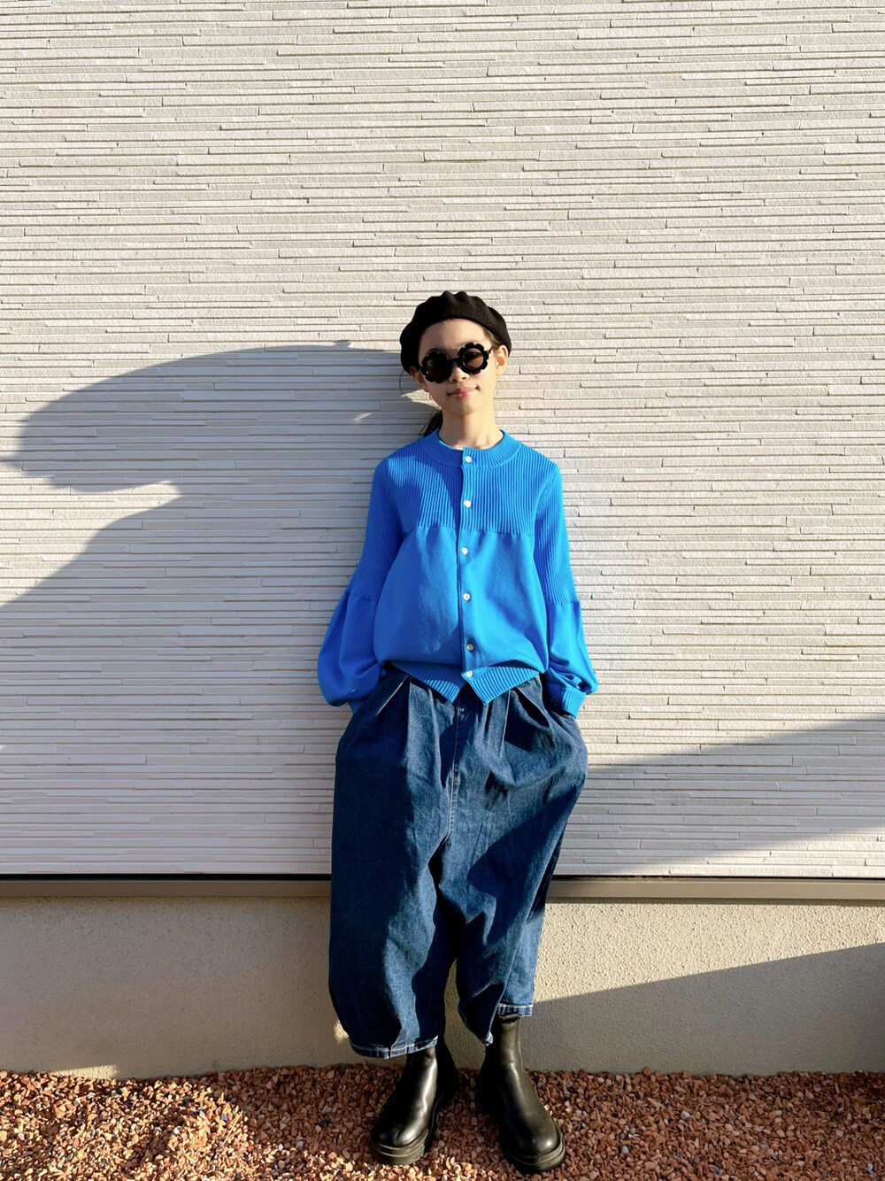 「カーディガン、カラフル、ワイドデニム、ワイドパンツ、デニム、ベレー帽、ジュニア、ジュニアコーデ」｜「LOWRYS FARMのソデポワニットカーディガン　188783（カーディガン/ボレロ、ブルー系）」を使った、ひよ。こは。さん（キッズ・140cm）の春コーディネートの1枚目の写真