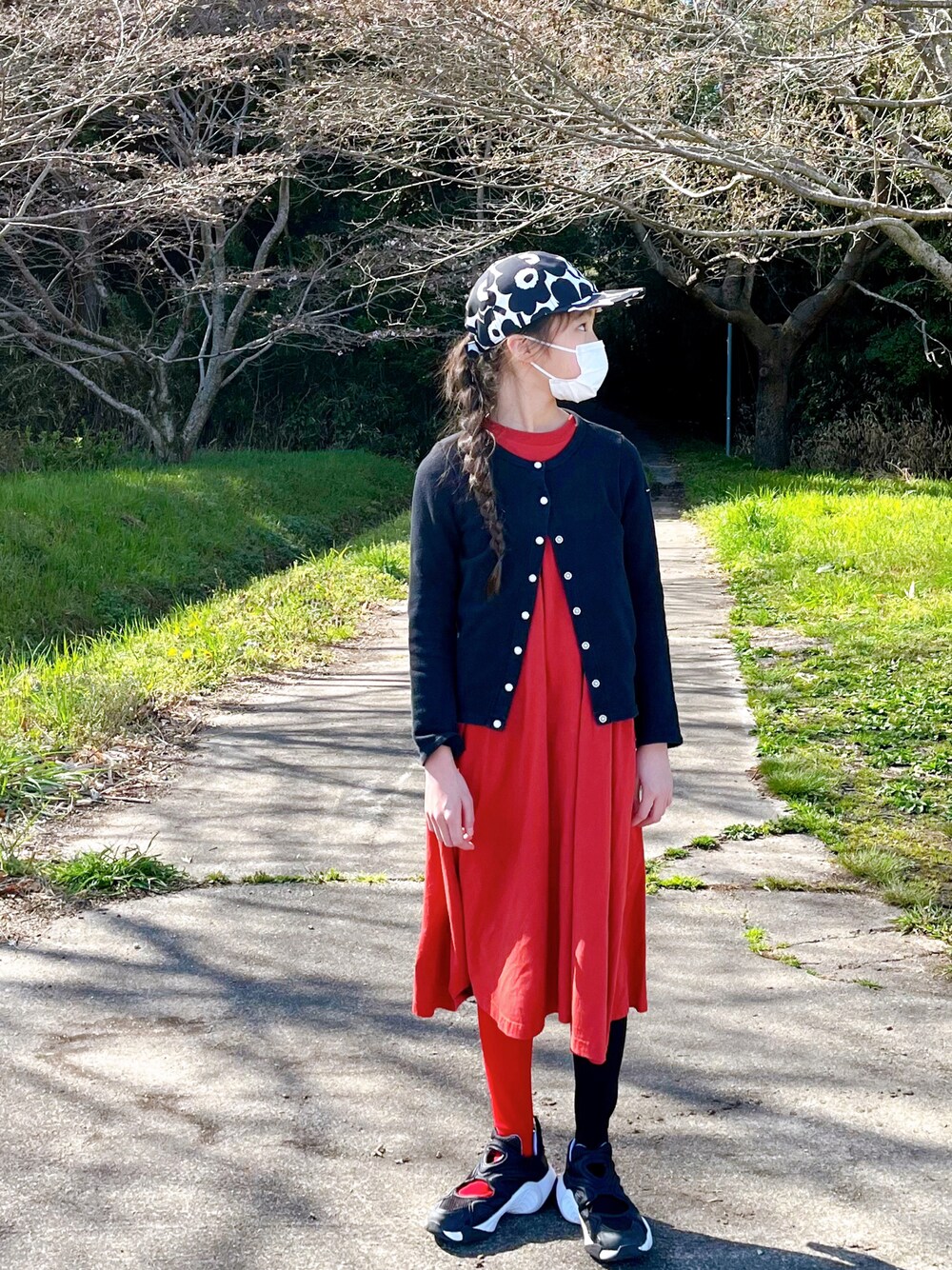 「キッズファッション、はるコーデ、春コーデ、ワンピース、カーディガン、marimekko、キャップ、reebok、スニーカー、赤、カラータイツ、バイカラー」｜「marimekkoの【kioski】MINI UNIKKO / HALKO（キャップ、ブラック系）」を使った、ひよ。こは。さん（キッズ・133cm）の春コーディネートの1枚目の写真