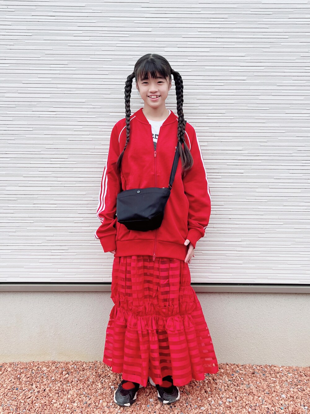 「adidas、ジャージ、スカート、カジュアル、カジュアルコーデ、赤、lowrysfarmkids、reebok、ジュニア、中学生」｜「LOWRYS FARMのシアーボーダースカート　960784（スカート、レッド系）」を使った、ひよ。こは。さん（キッズ・148cm）の冬コーディネートの1枚目の写真