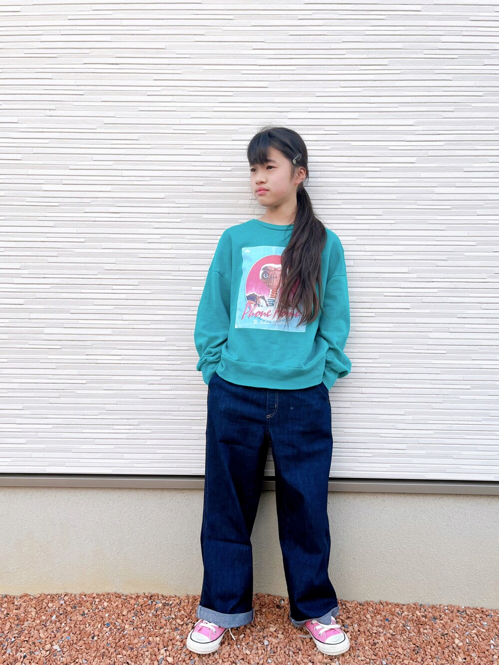 「春色、スウェット、バギーパンツ、デニム、デニムパンツ、UNIQLO、converse」｜「UNIQLOのアイテム（デニムパンツ、ブルー系）」を使った、ひよ。こは。さん（キッズ・140cm）の冬コーディネートの1枚目の写真