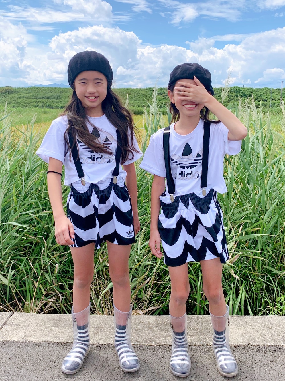 「marimekko、adidas、adidas originals、adidas×marimekko、モノトーン、モノトーンコーデ、ベレー帽、サスペンダー、レインシューズ」｜「adidasのマリメッコ トレフォイル インフィル クロップド Tシャツ / アディダスオリジナルス（Tシャツ/カットソー、ホワイト系）」を使った、ひよ。こは。さん（キッズ・133cm）の秋コーディネートの1枚目の写真
