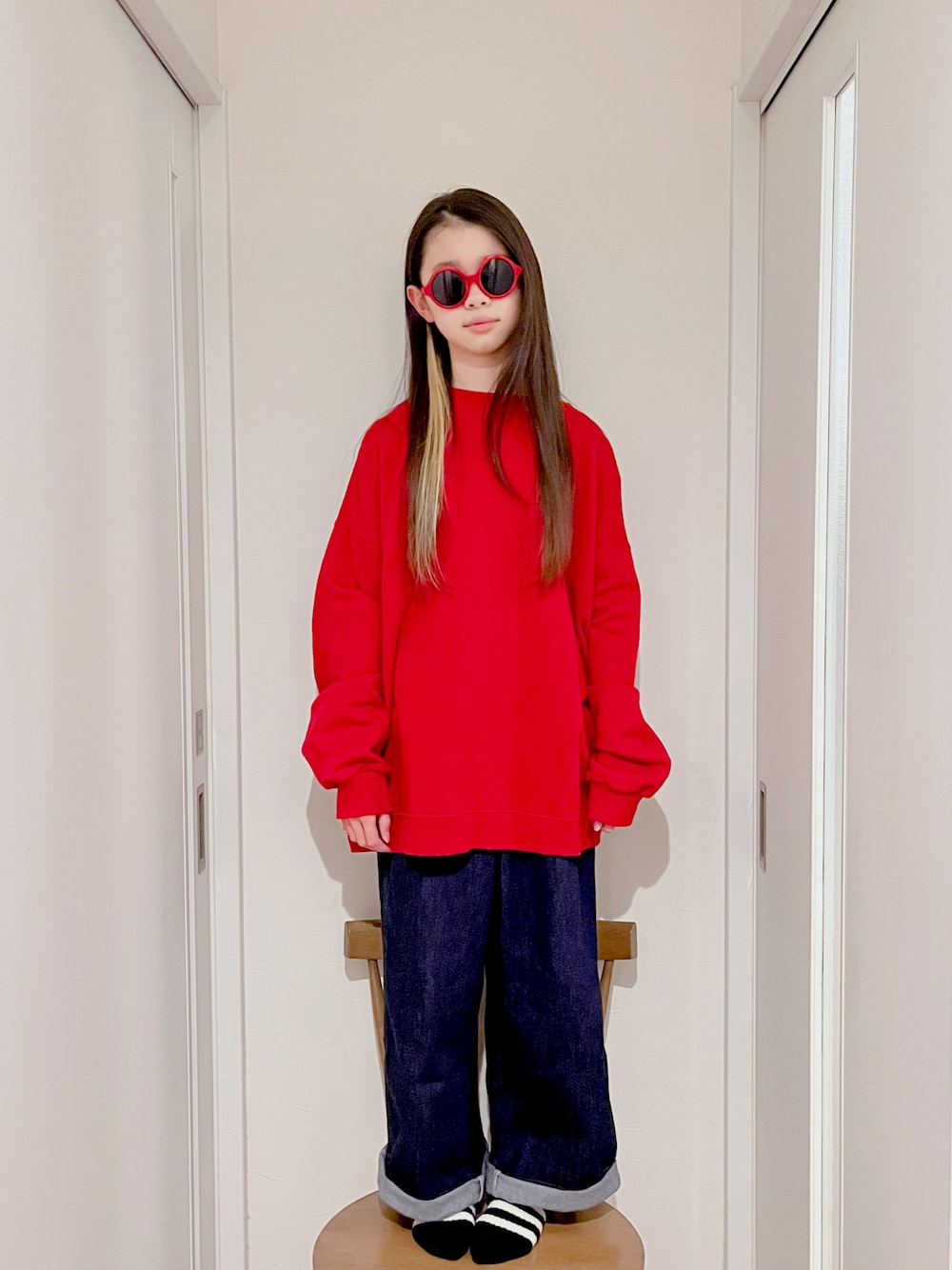 「春色、カジュアルコーデ、キッズファッション、デニム、お出かけコーデ、UNIQLO、シンプル、春コーデ、バギーパンツ、デニムパンツ」｜「antiquaのこなれシルエットが完成する！シンプル裏毛プルオーバー（スウェット、レッド系）」を使った、ひよ。こは。さん（キッズ・140cm）の冬コーディネートの1枚目の写真