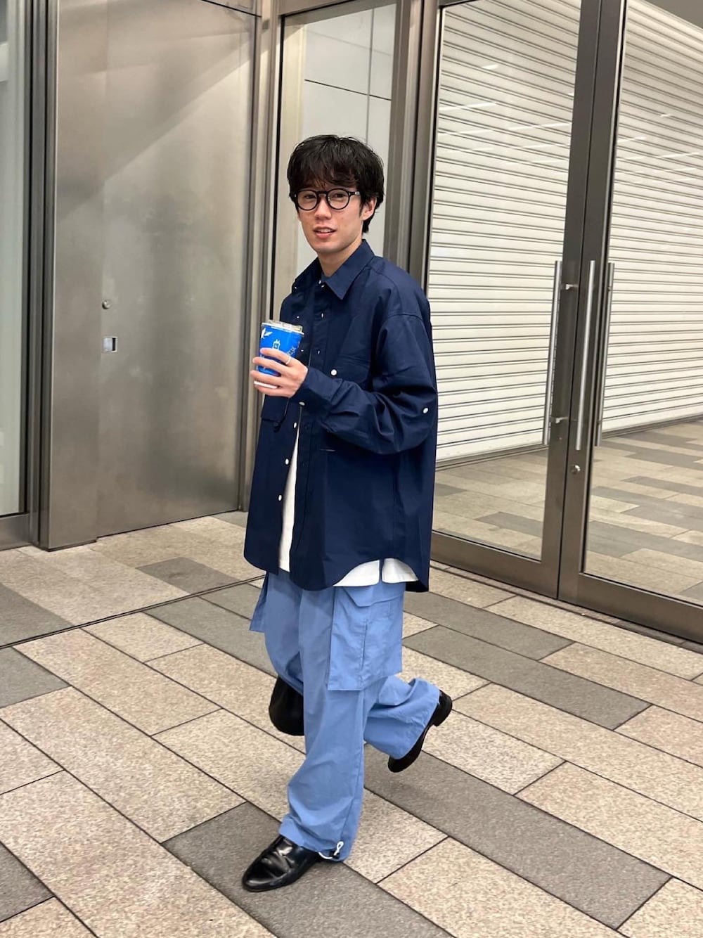 「WHIMSICの【UNISEX】フィッシングシャツ（シャツ/ブラウス、ブルー系）」を使った、maitoさん（メンズ・172cm）の春コーディネートの1枚目の写真