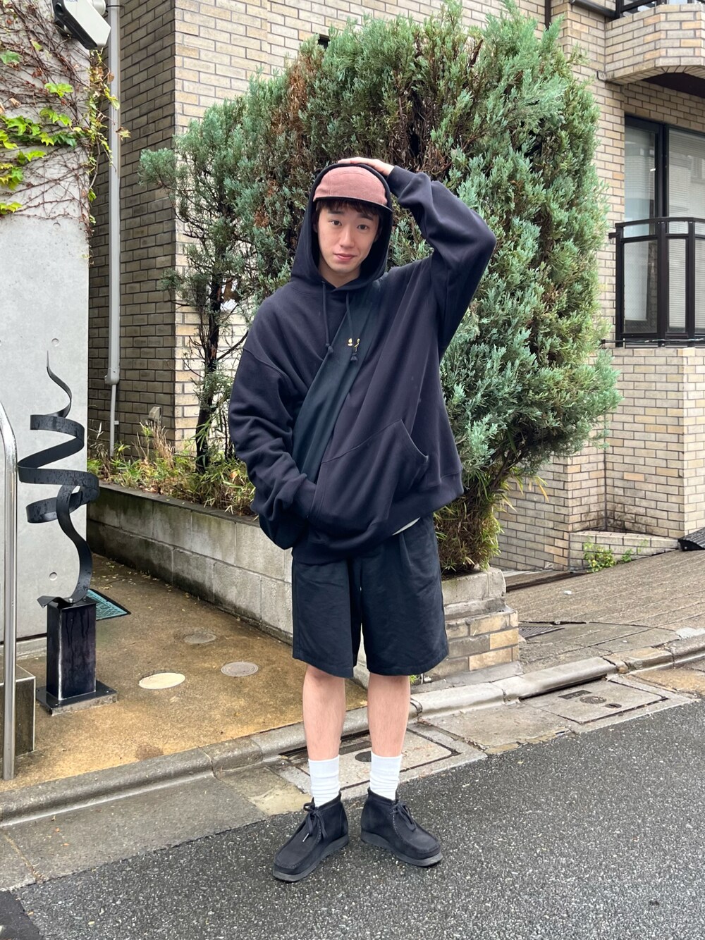 「休日スタイル、お出かけコーデ、パーカー、ブラックコーデ、カジュアルコーデ、ノームコア」｜「WHIMSICの【UNISEX】フリースジェットキャップ（キャップ、ブラウン系）」を使った、maitoさん（メンズ・172cm）の冬コーディネートの1枚目の写真