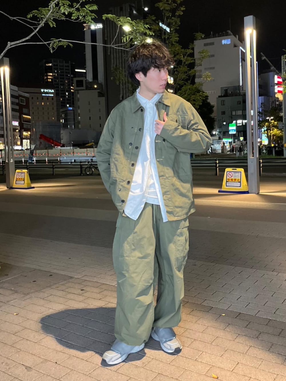 「WHIMSICの【UNISEX】M-51フィールドカーゴオーバーパンツ（カーゴパンツ、グリーン系）」を使った、maitoさん（メンズ・172cm）の春コーディネートの1枚目の写真