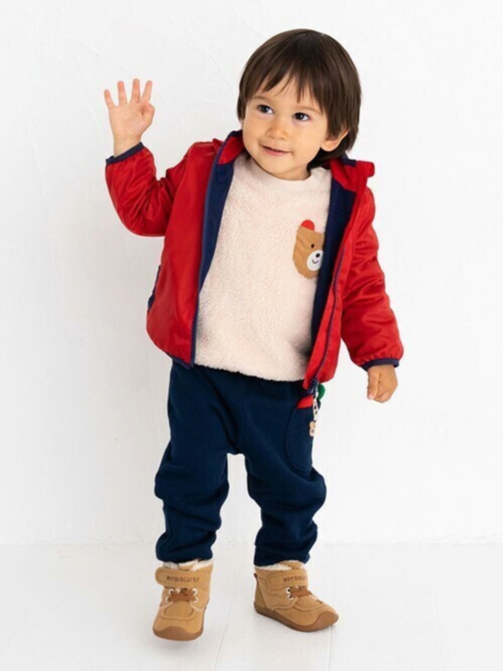 「ボア、ウィンドブレーカー、男の子コーデ、公園スタイル、mikihouse、ミキハウス、ネイビーパンツ、締め色、ボアトレーナー、ホットビスケッツ」｜「HOT BISCUITSのウィンドブレーカー（ナイロンジャケット、レッド系）」を使った、ミキハウス ホットビスケッツ店さん（キッズ・81cm）の秋コーディネートの1枚目の写真