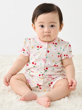 「HOT BISCUITS（ホットビスケッツ）のキャビット×さくらんぼ 総柄ショートオール（ロンパース、ホワイト系）」を使った、ミキハウス ホットビスケッツ店さん（キッズ・80cm）の冬コーディネート