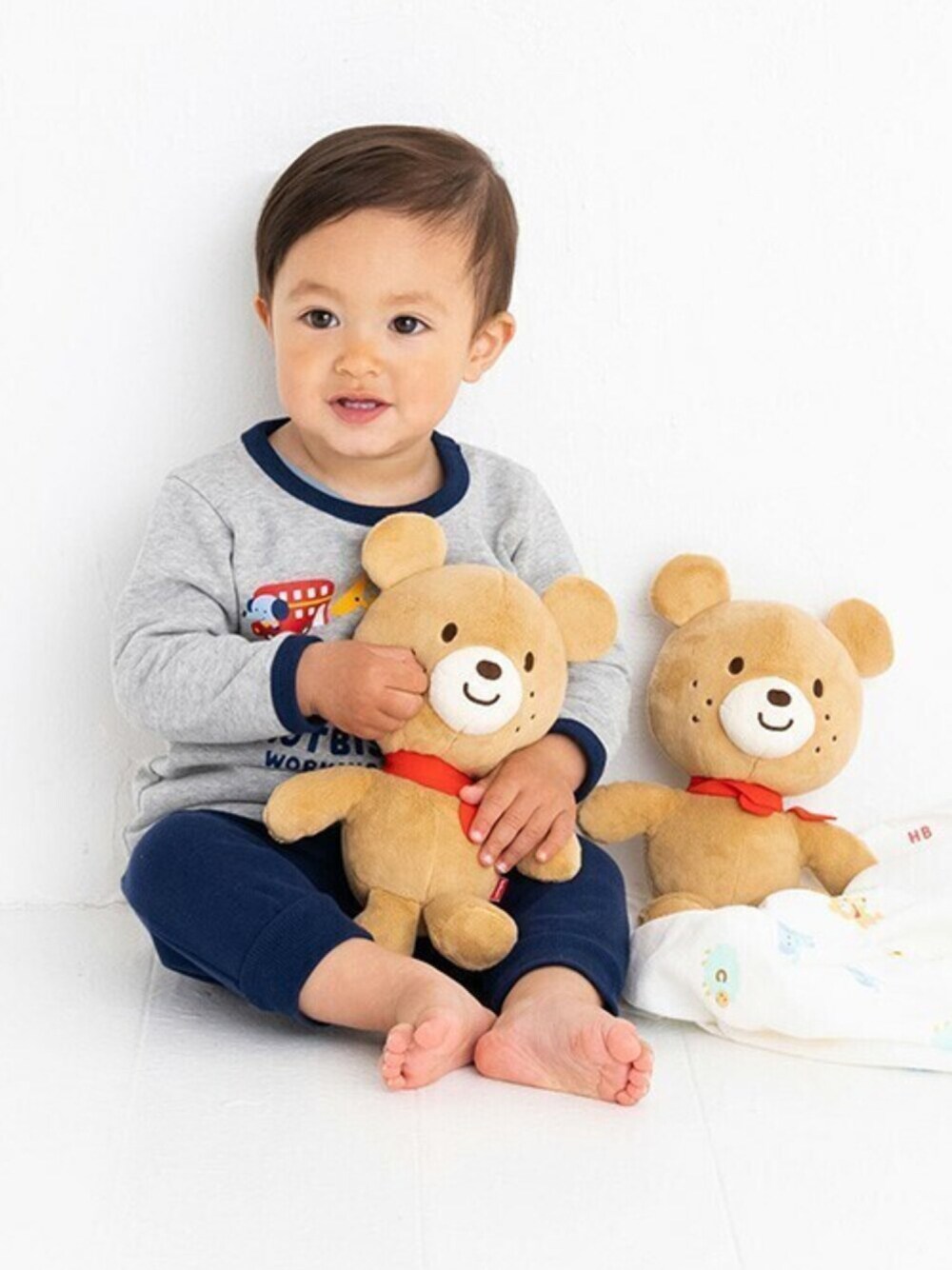 「ルームウェア、パジャマ、くまさん、おうちスタイル、リラックスコーデ、男の子コーデ、mikihouse、腹巻きスタイル、ミキハウス、ホットビスケッツ」｜「HOT BISCUITSのミニ裏毛 車柄 パジャマ（ルームウェア/パジャマ、グレー系）」を使った、ミキハウス ホットビスケッツ店さん（キッズ・77cm）の秋コーディネートの1枚目の写真